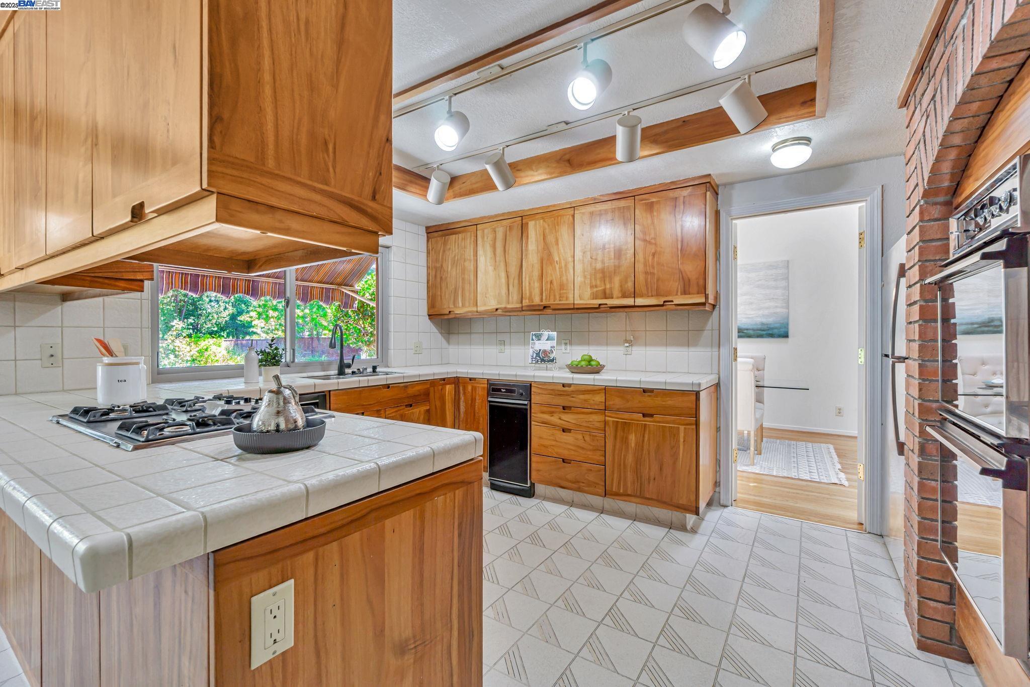 Detail Gallery Image 9 of 48 For 52 Mainprice Ct, San Ramon,  CA 94583-2529 - 4 Beds | 3/1 Baths