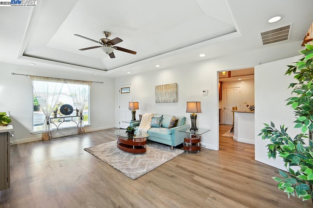 Detail Gallery Image 18 of 60 For 3419 Del Valle Cir, San Leandro,  CA 94578 - 5 Beds | 3 Baths