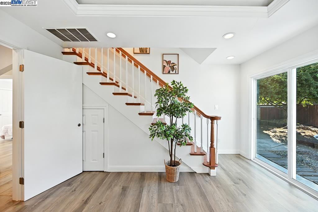 Detail Gallery Image 23 of 60 For 3419 Del Valle Cir, San Leandro,  CA 94578 - 5 Beds | 3 Baths