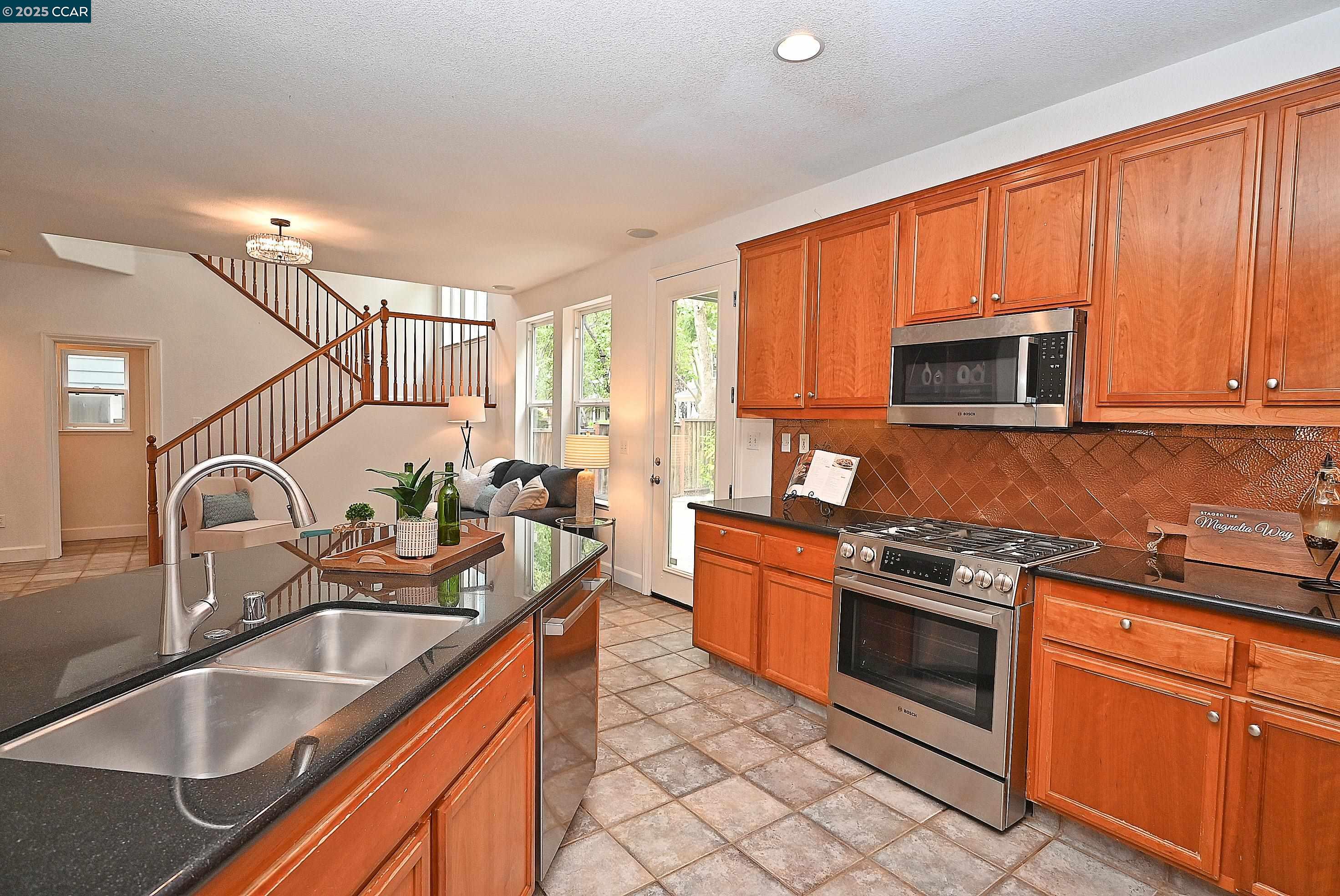 Detail Gallery Image 14 of 56 For 139 Camden Lane, Hercules,  CA 94547 - 4 Beds | 2/1 Baths