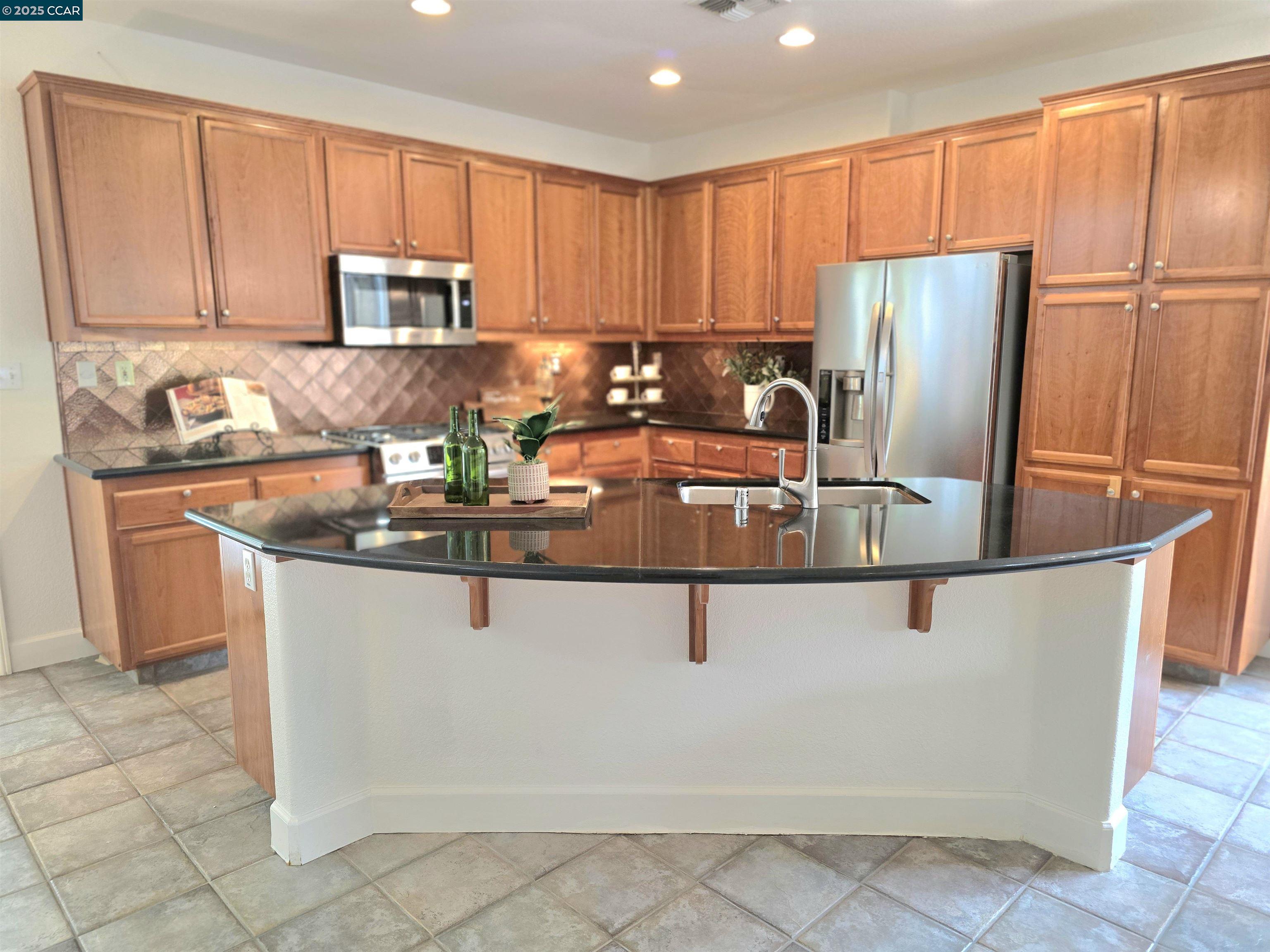 Detail Gallery Image 9 of 56 For 139 Camden Lane, Hercules,  CA 94547 - 4 Beds | 2/1 Baths
