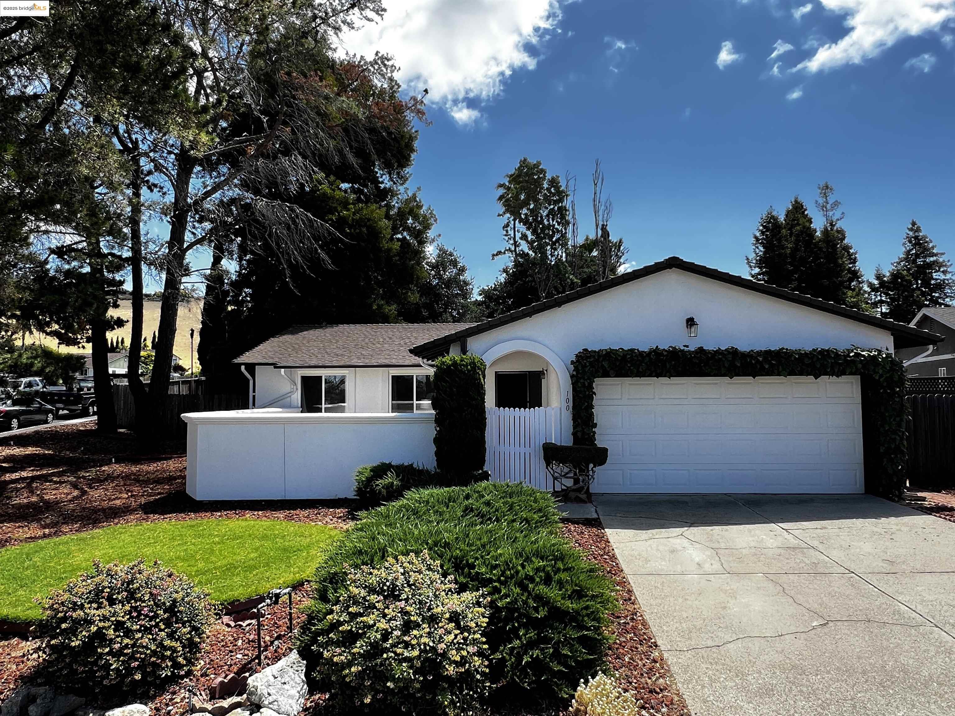 Detail Gallery Image 1 of 39 For 100 Lily Ct, Hercules,  CA 94547 - 4 Beds | 3 Baths