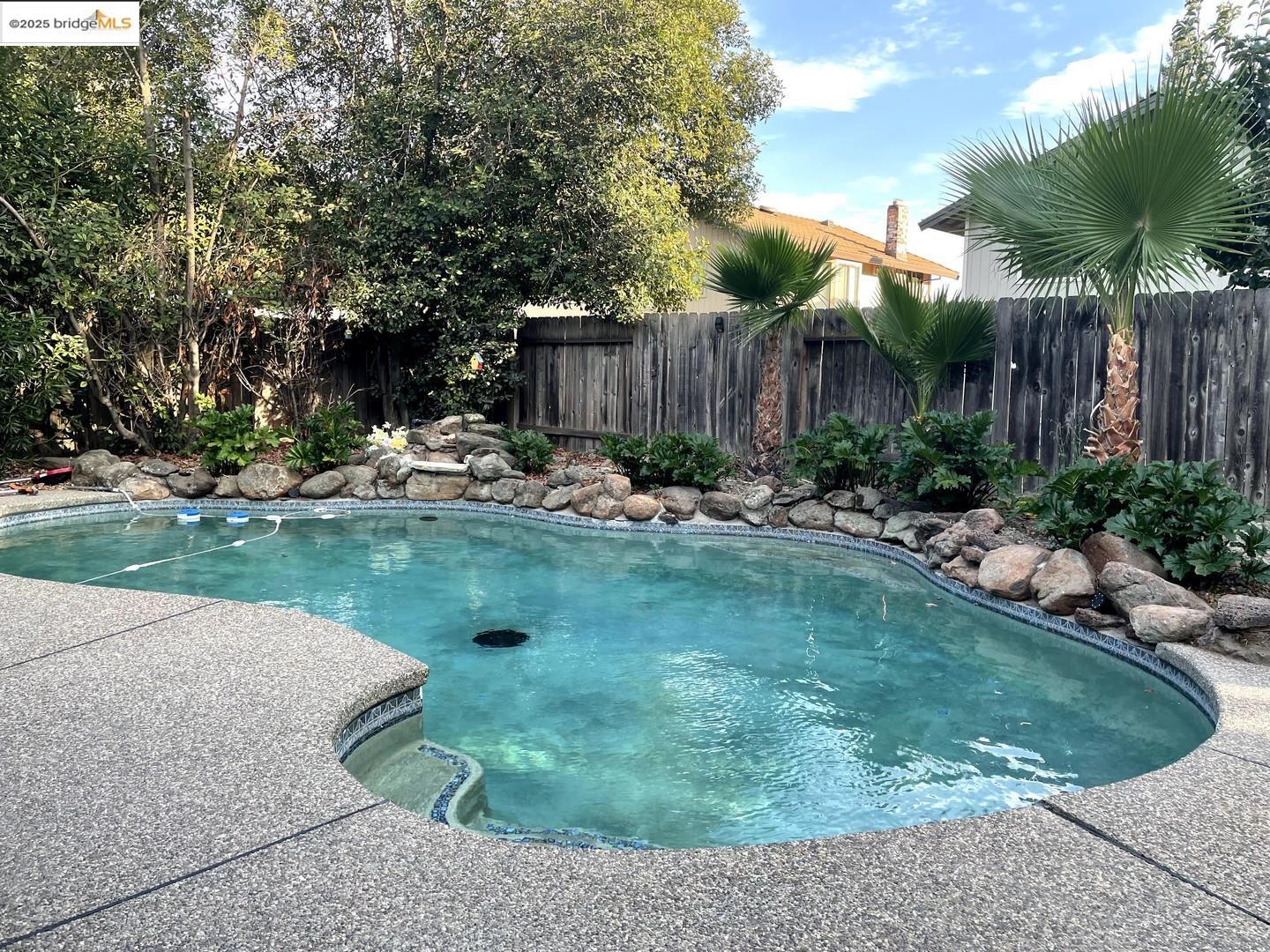 Detail Gallery Image 4 of 32 For 868 Florin Rd, Sacramento,  CA 95831 - 4 Beds | 3 Baths