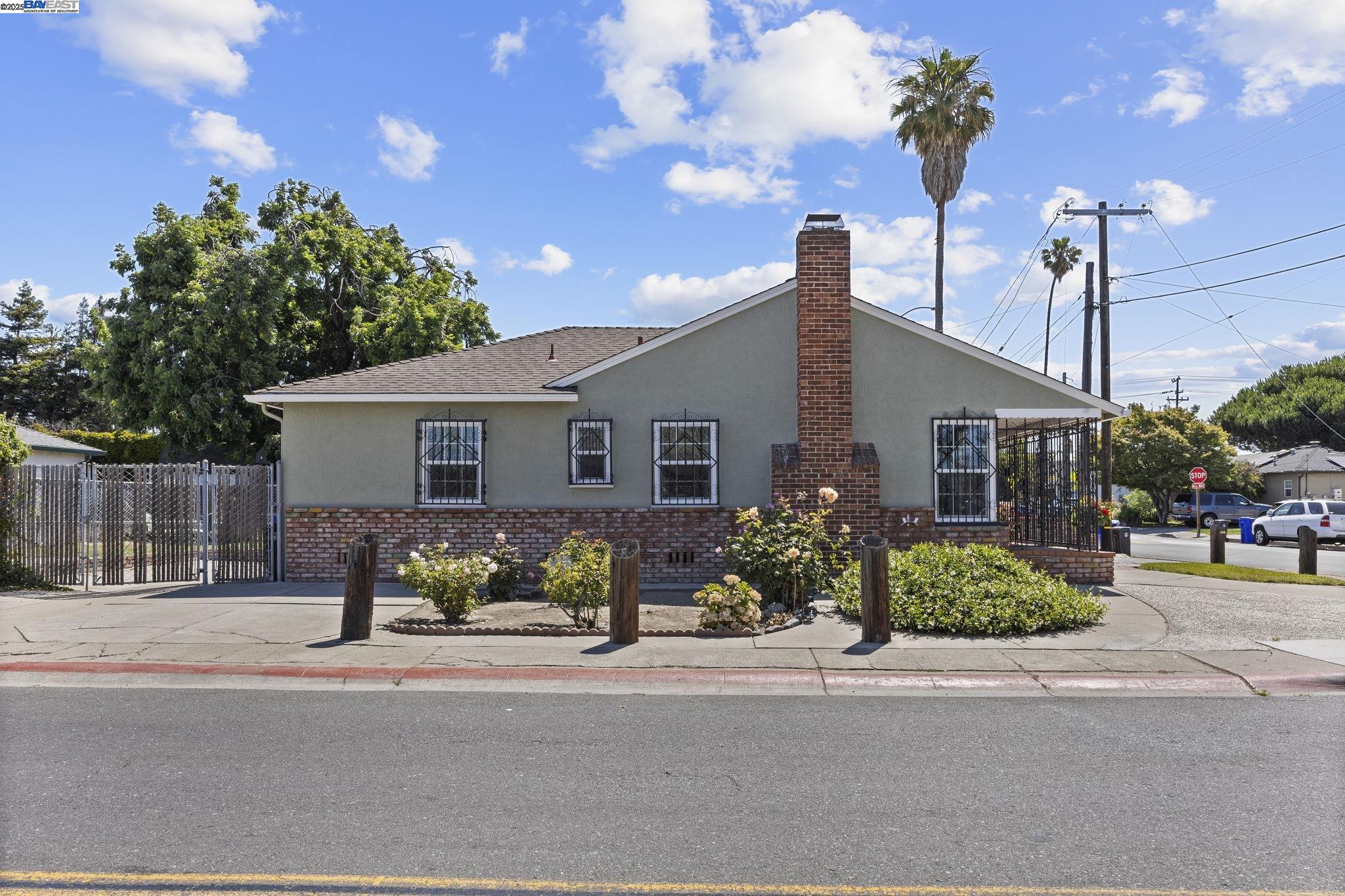 Detail Gallery Image 3 of 31 For 595 Beatrice St, San Leandro,  CA 94579 - 2 Beds | 1 Baths