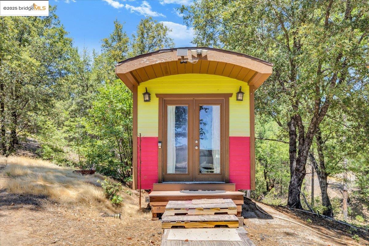 Detail Gallery Image 34 of 47 For 9935 Jackass Creek Rd, Groveland,  CA 95321 - 1 Beds | 2 Baths