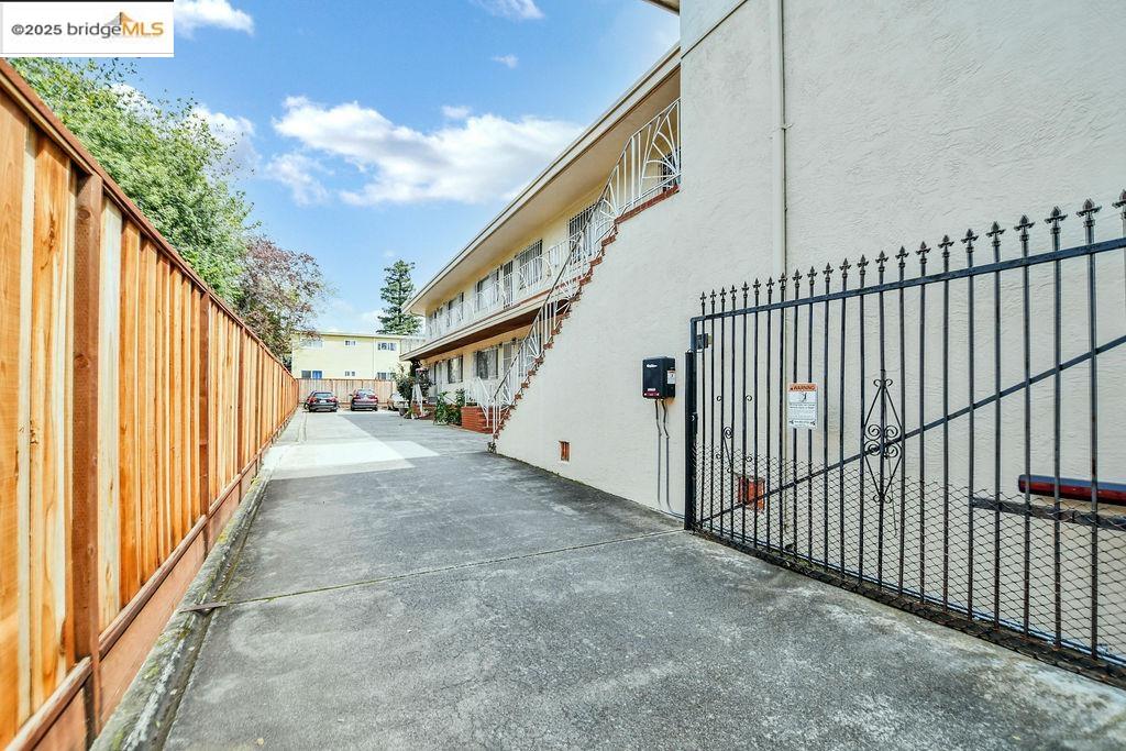 Detail Gallery Image 7 of 27 For 3300 Brookdale Ave, Oakland,  CA 94602 - – Beds | – Baths