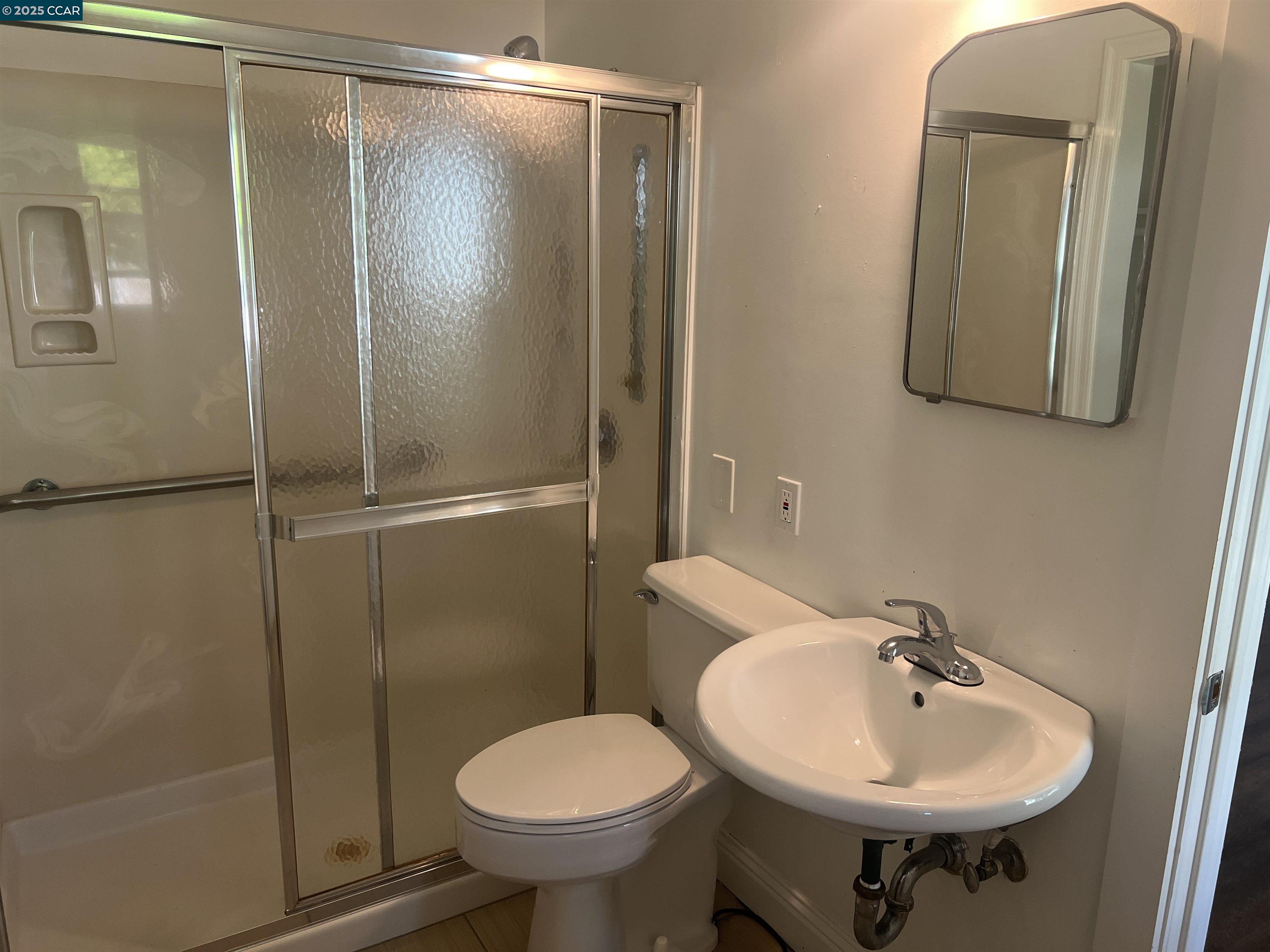 Detail Gallery Image 9 of 10 For 2361 E 29th St #C,  Oakland,  CA 94606 - 1 Beds | 1 Baths