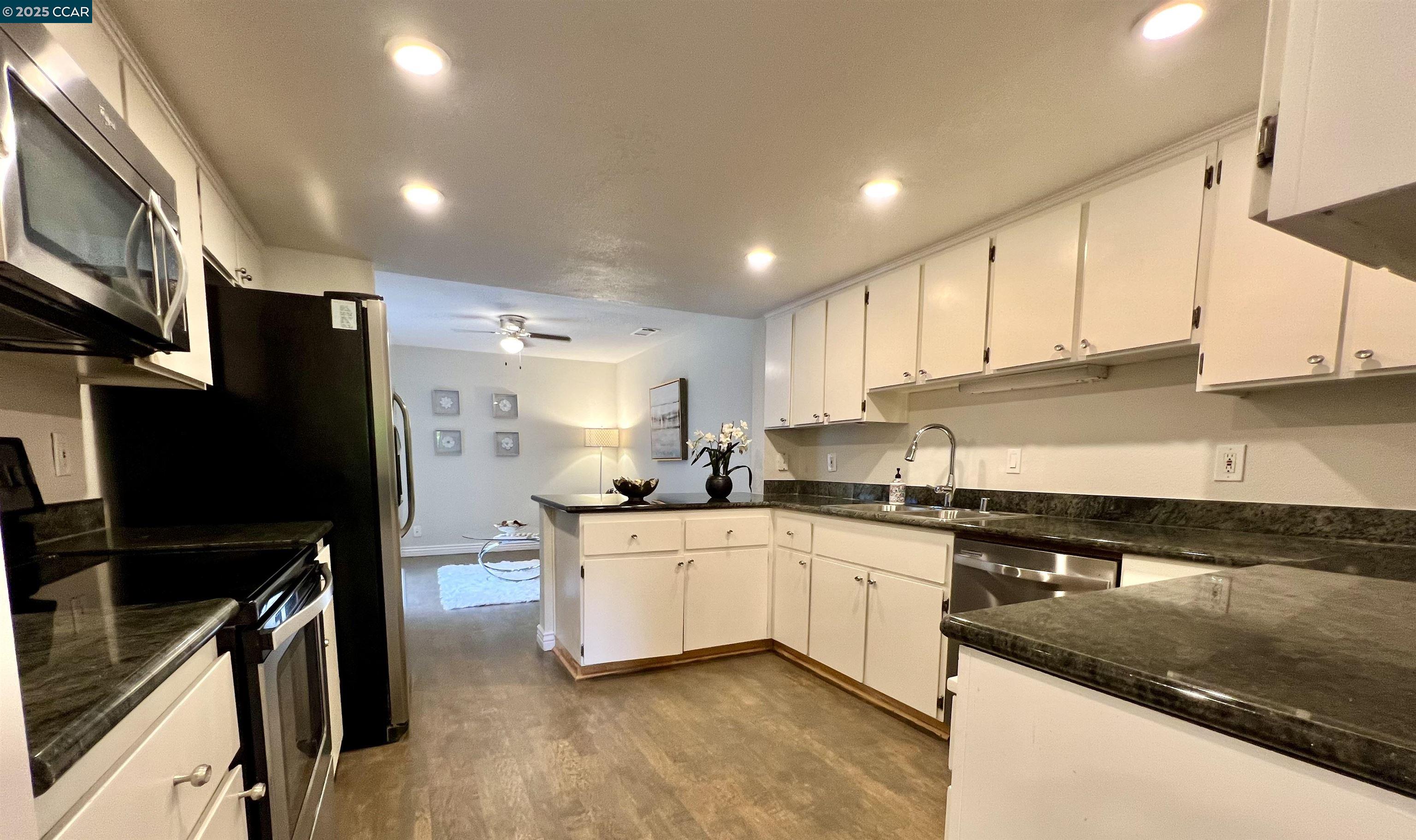 Detail Gallery Image 13 of 32 For 5239 Riverdale Ct., Pleasanton,  CA 94588 - 3 Beds | 2/1 Baths