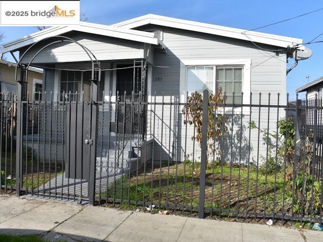 Detail Gallery Image 1 of 8 For 1285 77th Ave, Oakland,  CA 94621 - 4 Beds | 2 Baths