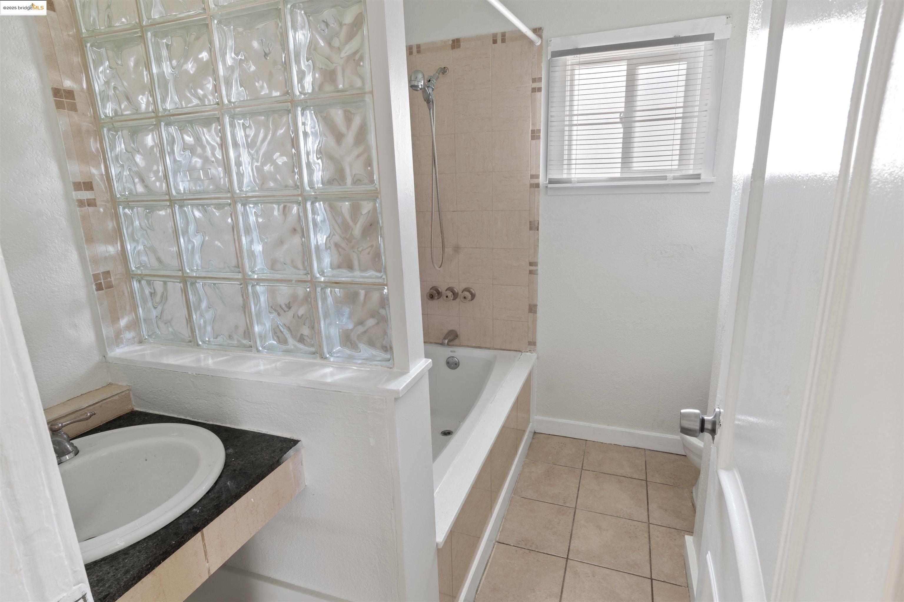 Detail Gallery Image 4 of 8 For 1285 77th Ave, Oakland,  CA 94621 - 4 Beds | 2 Baths