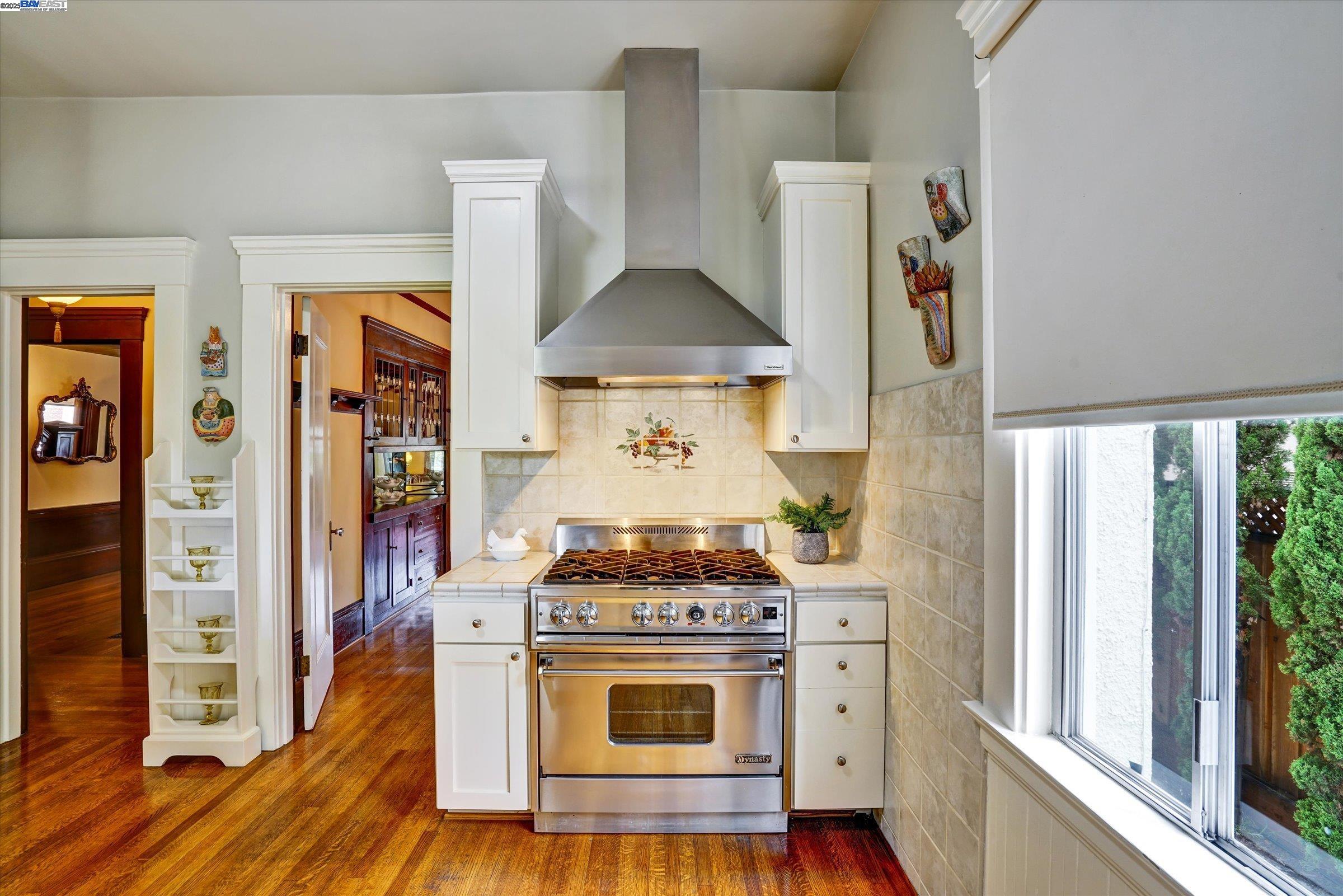 Detail Gallery Image 14 of 51 For 2056 Santa Clara Ave, Alameda,  CA 94501 - 5 Beds | 1/2 Baths