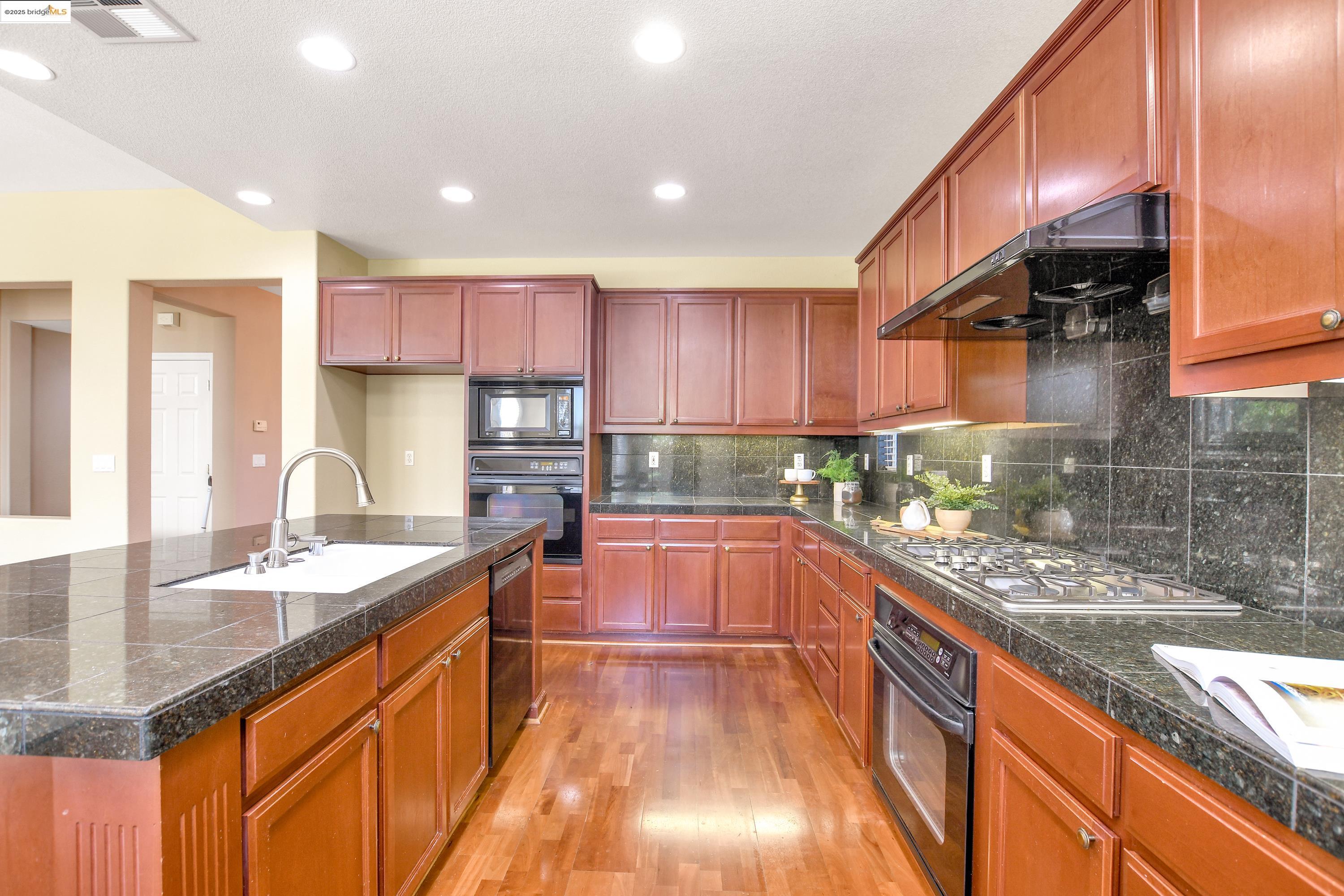 Detail Gallery Image 12 of 45 For 2657 Greystone Dr, Tracy,  CA 95377 - 5 Beds | 3/1 Baths