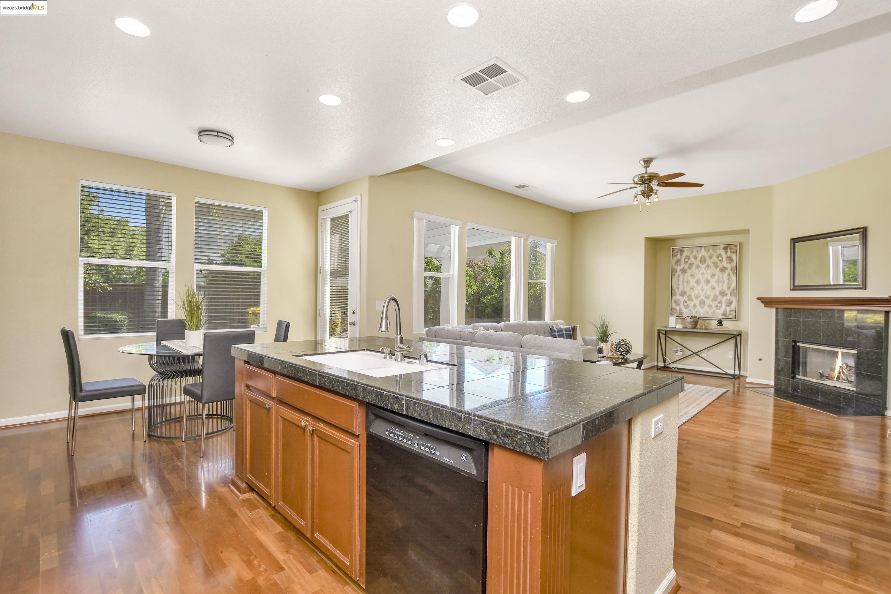 Detail Gallery Image 13 of 45 For 2657 Greystone Dr, Tracy,  CA 95377 - 5 Beds | 3/1 Baths