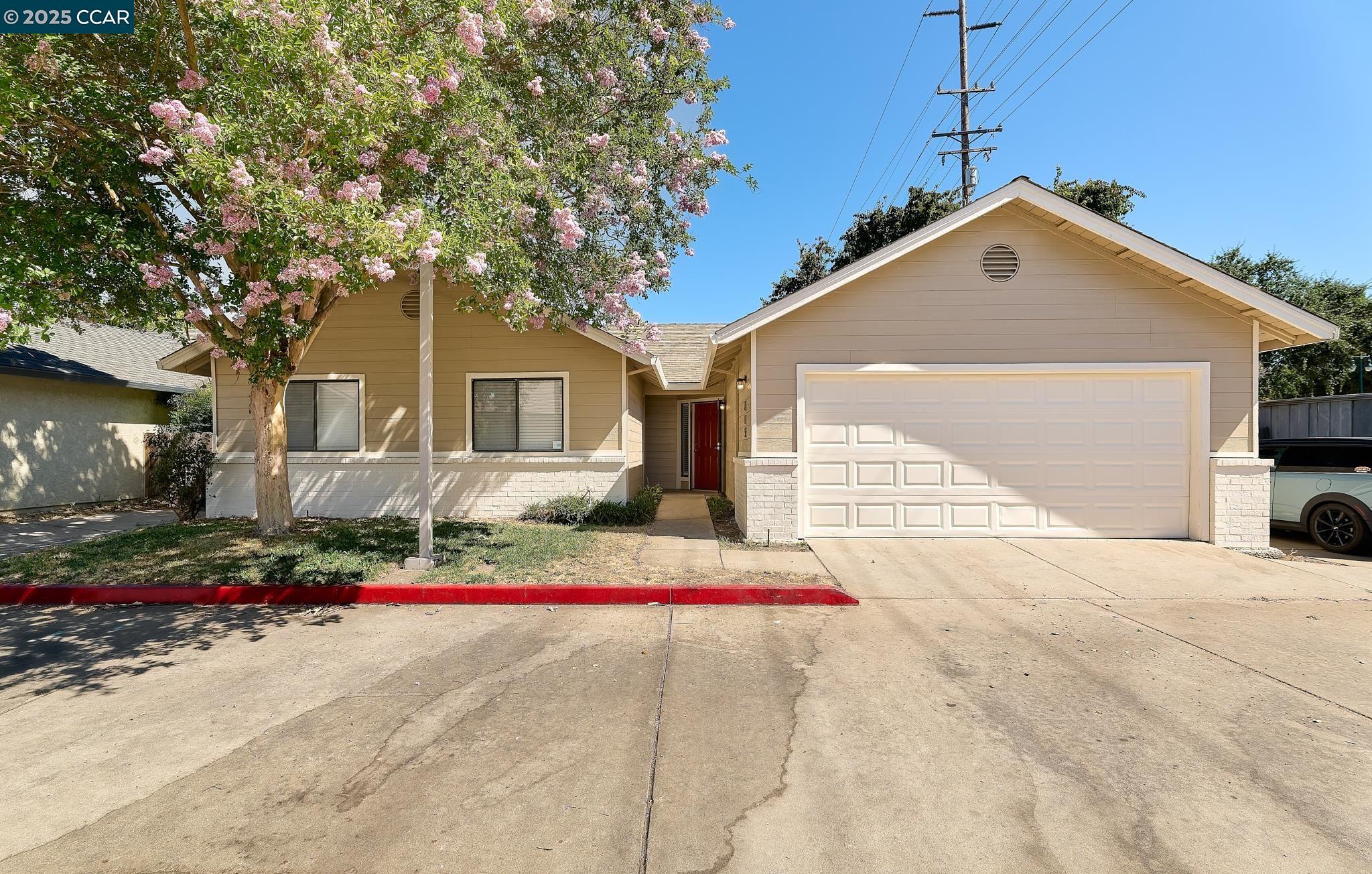 Detail Gallery Image 1 of 1 For 715 E Century Pl, Lodi,  CA 95240 - 3 Beds | 2 Baths