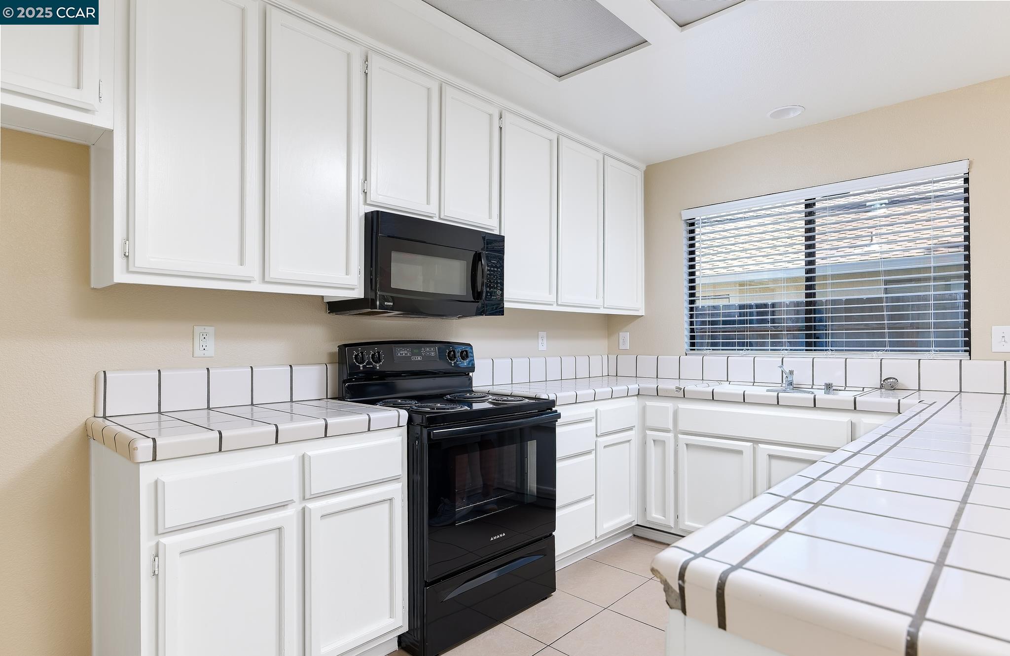 Detail Gallery Image 3 of 21 For 715 E Century Pl, Lodi,  CA 95240 - 3 Beds | 2 Baths