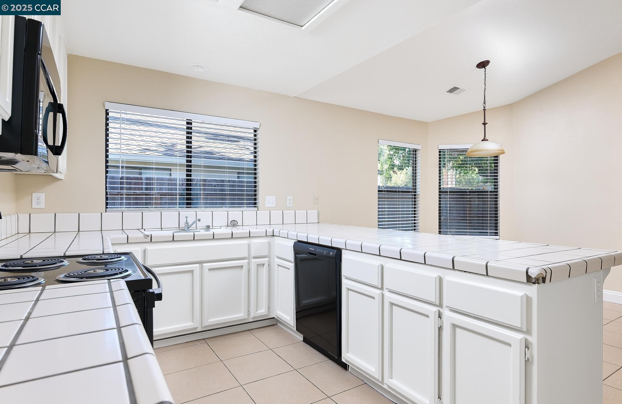 Detail Gallery Image 4 of 21 For 715 E Century Pl, Lodi,  CA 95240 - 3 Beds | 2 Baths