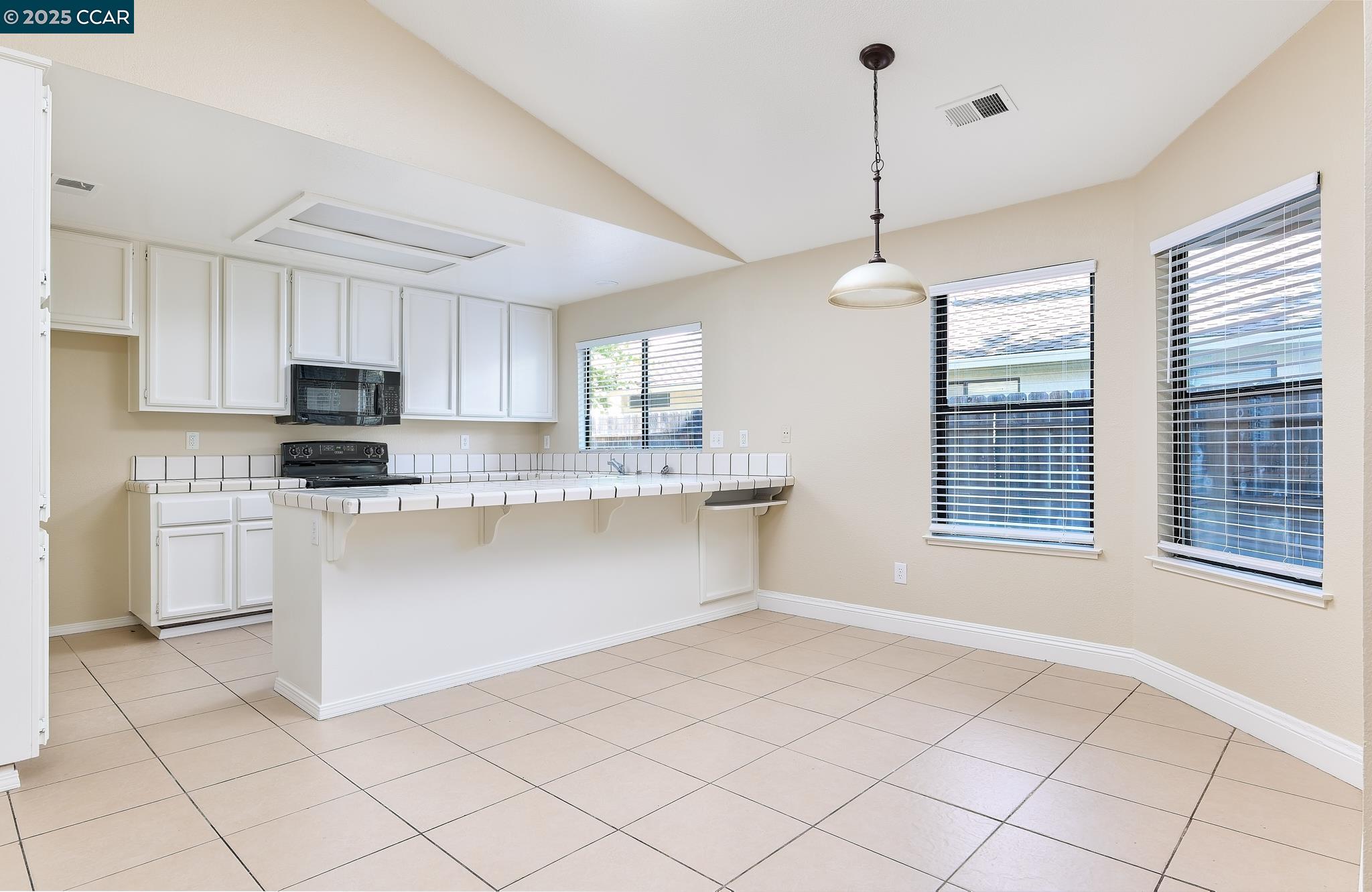 Detail Gallery Image 5 of 21 For 715 E Century Pl, Lodi,  CA 95240 - 3 Beds | 2 Baths