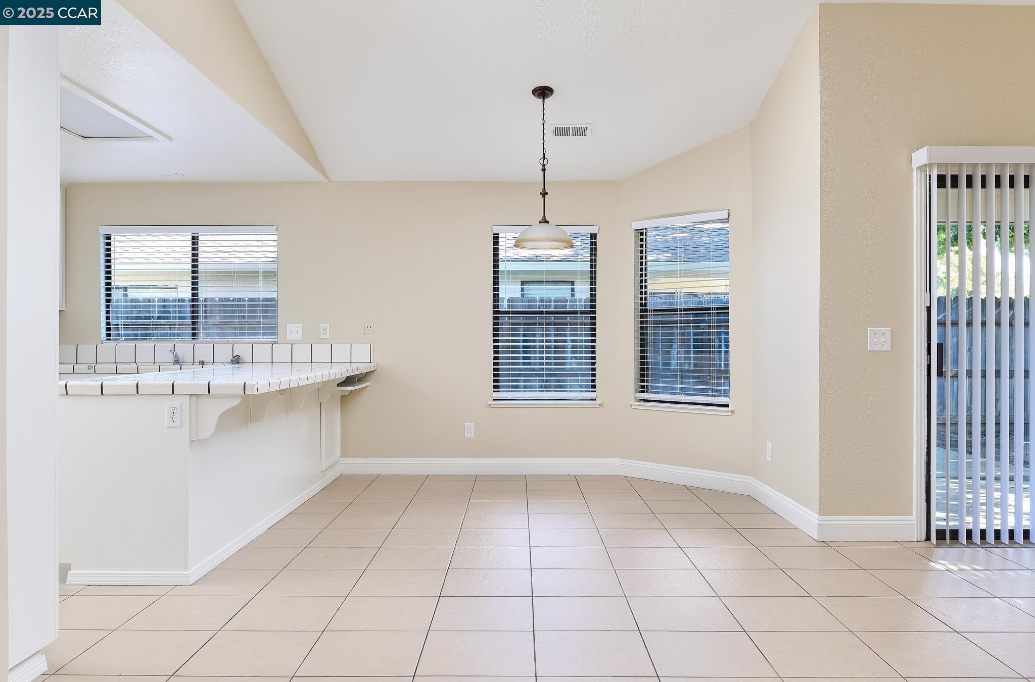 Detail Gallery Image 6 of 21 For 715 E Century Pl, Lodi,  CA 95240 - 3 Beds | 2 Baths