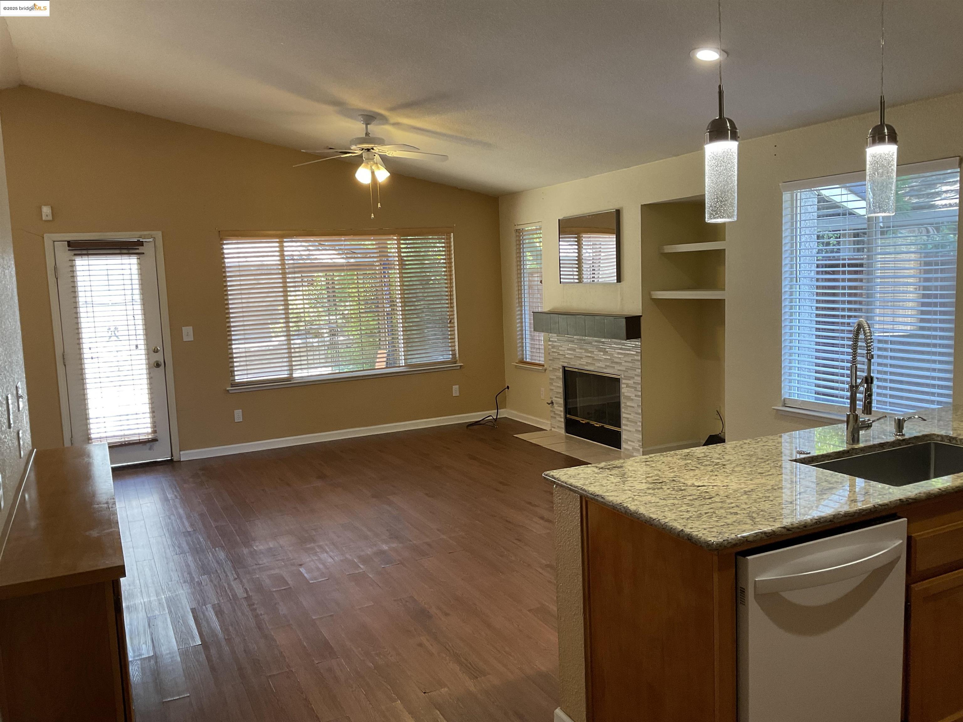 Detail Gallery Image 4 of 12 For 5196 Tehachapi Court, Antioch,  CA 94531-8823 - 3 Beds | 2 Baths
