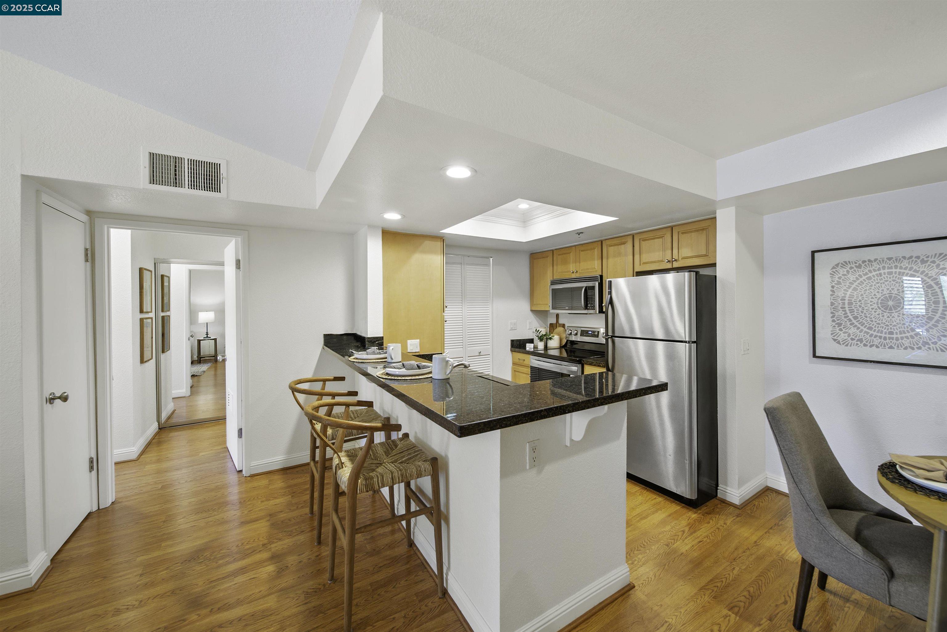 Detail Gallery Image 14 of 28 For 2530 Oak Rd #303,  Walnut Creek,  CA 94597 - 2 Beds | 2 Baths