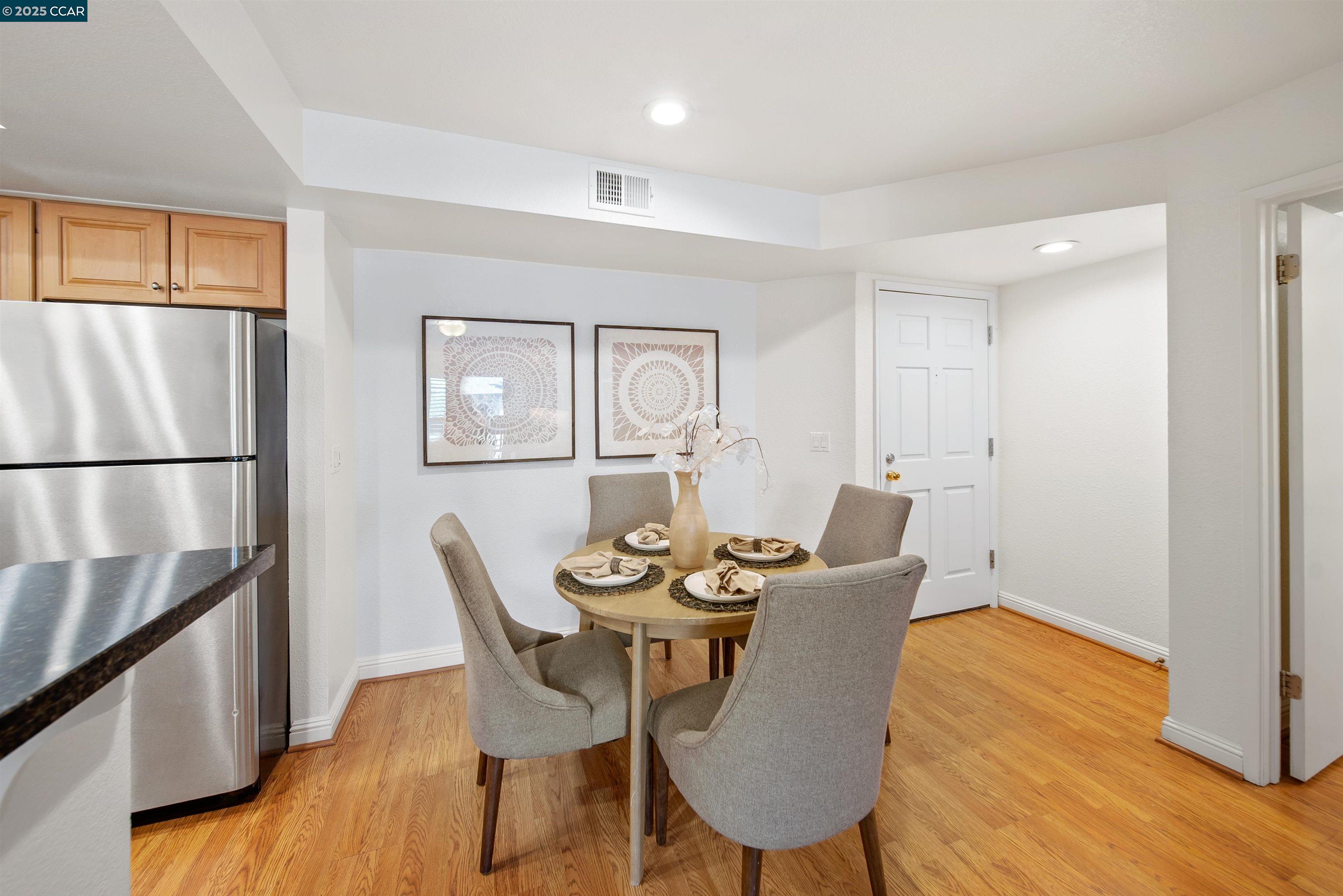 Detail Gallery Image 3 of 28 For 2530 Oak Rd #303,  Walnut Creek,  CA 94597 - 2 Beds | 2 Baths