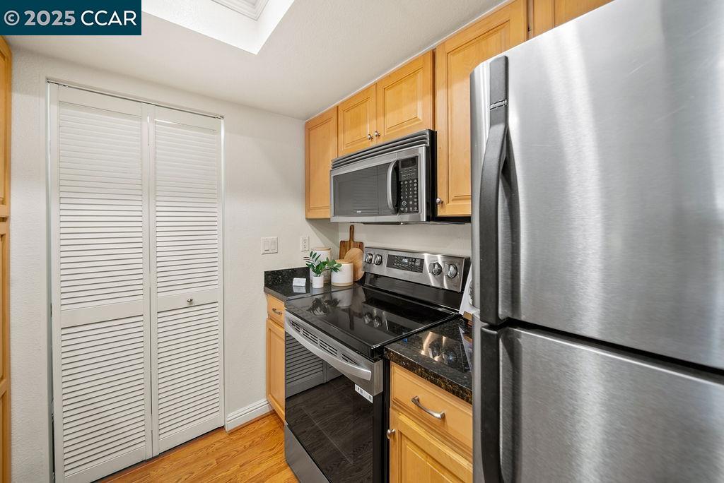 Detail Gallery Image 5 of 28 For 2530 Oak Rd #303,  Walnut Creek,  CA 94597 - 2 Beds | 2 Baths