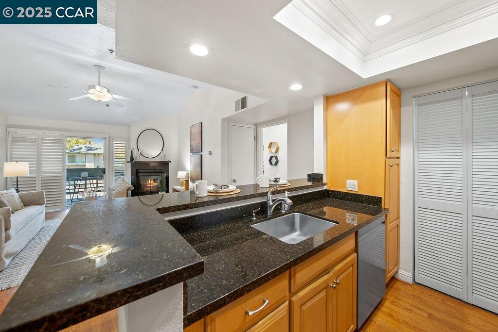 Detail Gallery Image 7 of 28 For 2530 Oak Rd #303,  Walnut Creek,  CA 94597 - 2 Beds | 2 Baths