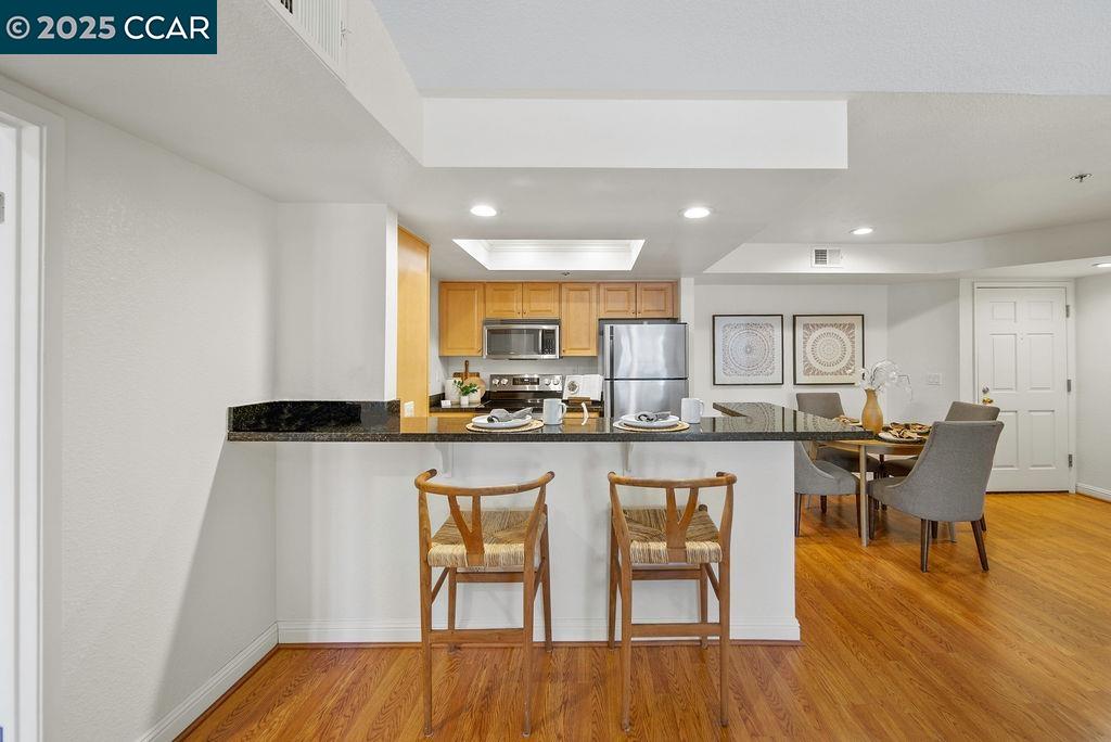 Detail Gallery Image 8 of 28 For 2530 Oak Rd #303,  Walnut Creek,  CA 94597 - 2 Beds | 2 Baths