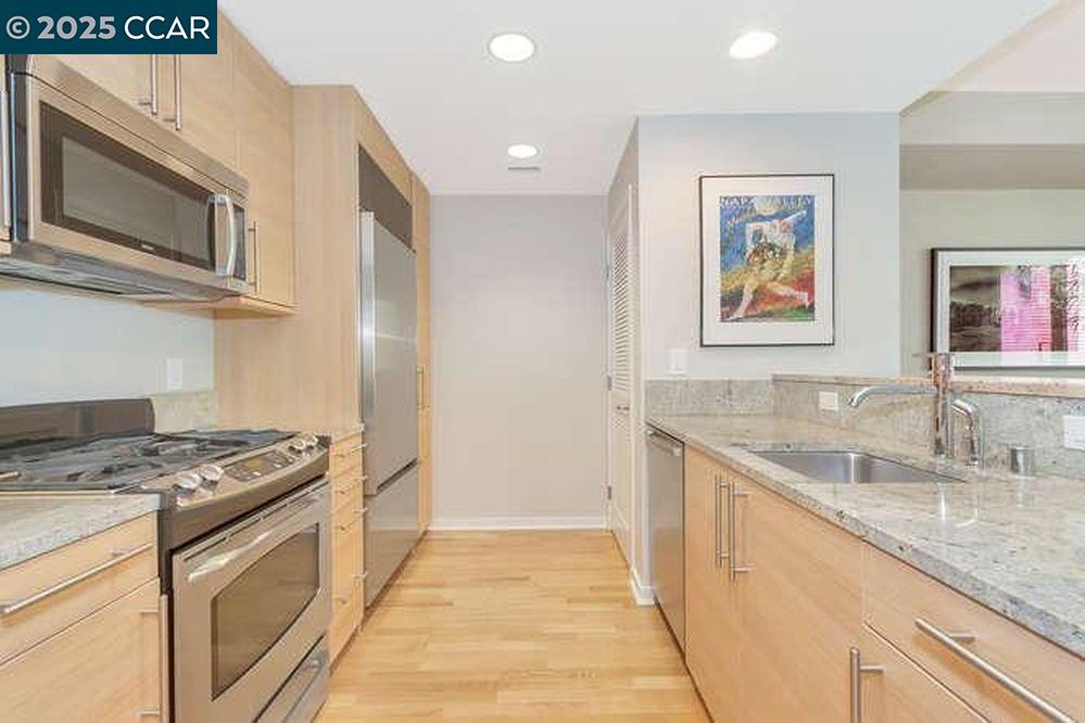 Detail Gallery Image 1 of 11 For 1655 N California Blvd #259,  Walnut Creek,  CA 94596 - 1 Beds | 1/1 Baths