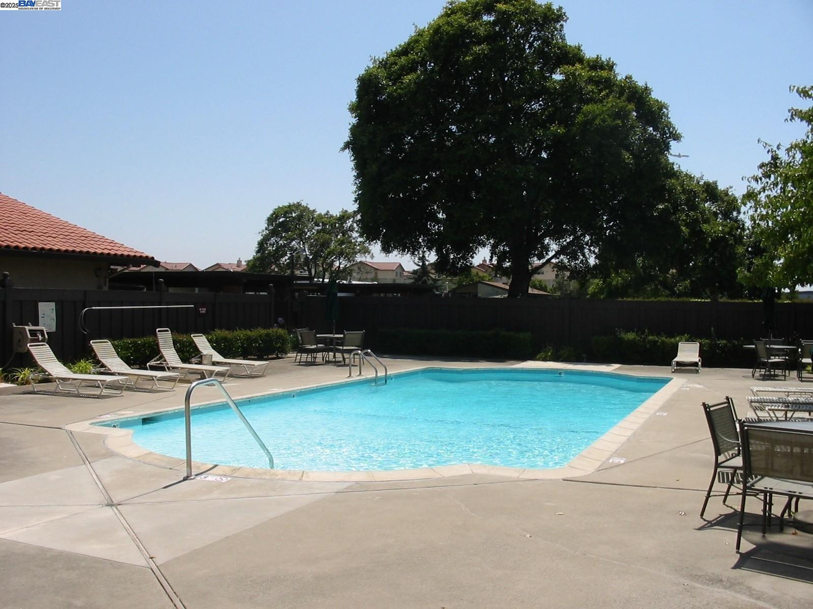Detail Gallery Image 38 of 39 For 117 Santa Teresa, San Leandro,  CA 94579 - 2 Beds | 2 Baths