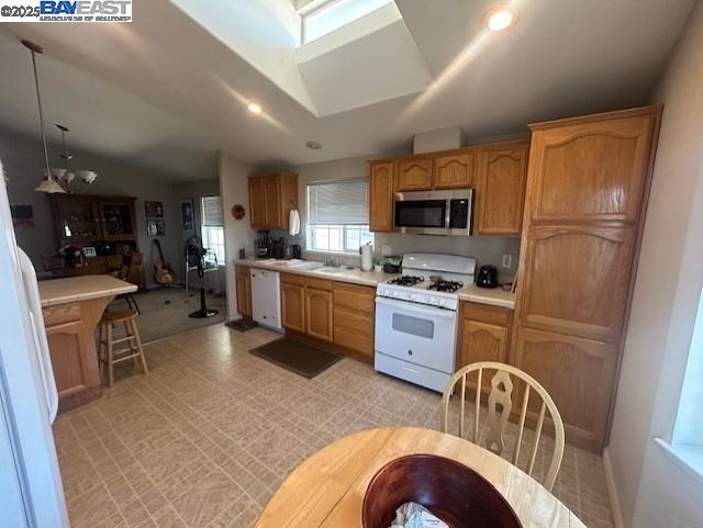 Detail Gallery Image 9 of 39 For 117 Santa Teresa, San Leandro,  CA 94579 - 2 Beds | 2 Baths