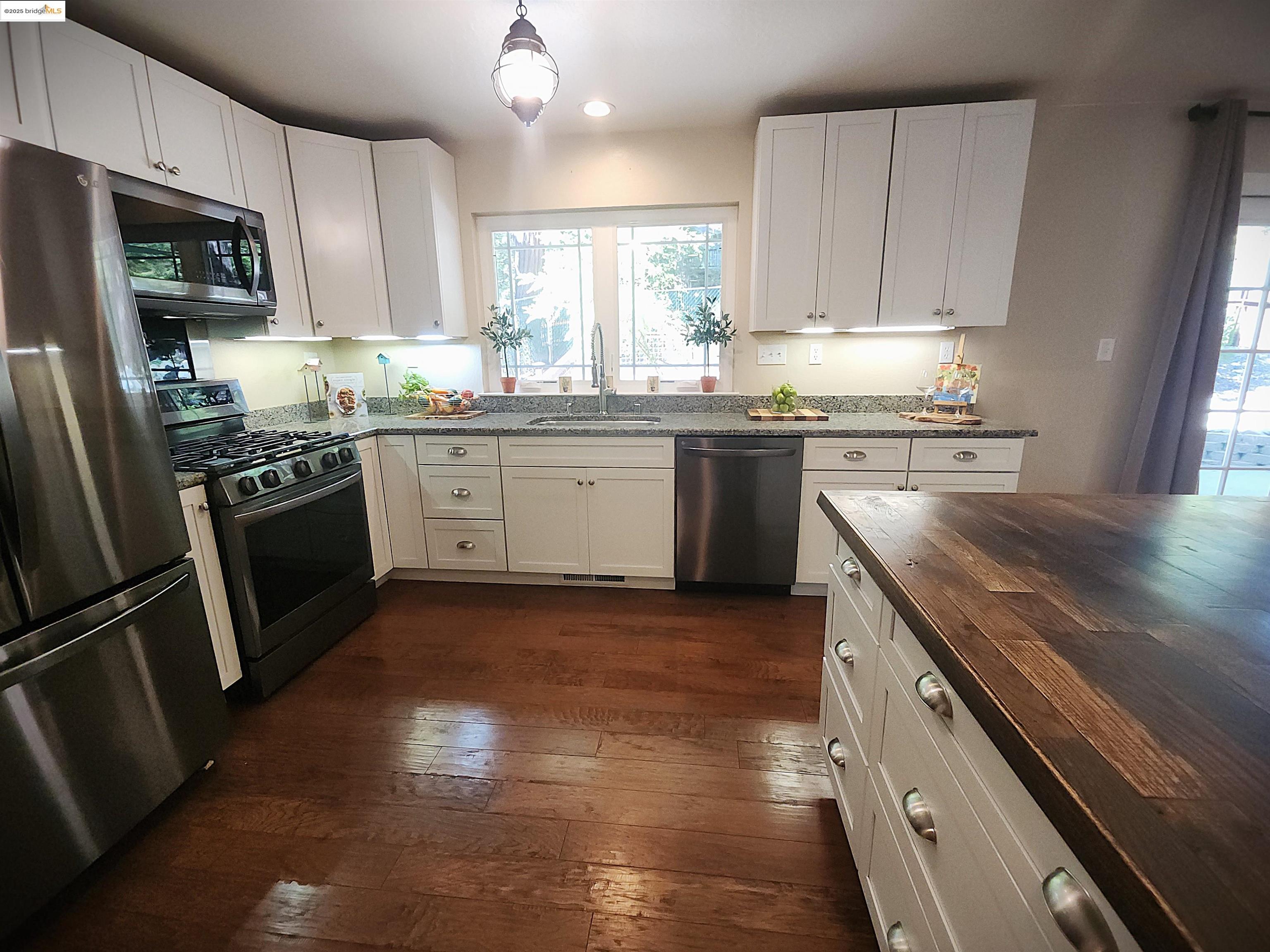 Detail Gallery Image 13 of 44 For 2136 Silver Drive, Arnold,  CA 95223-9575 - 3 Beds | 2/1 Baths