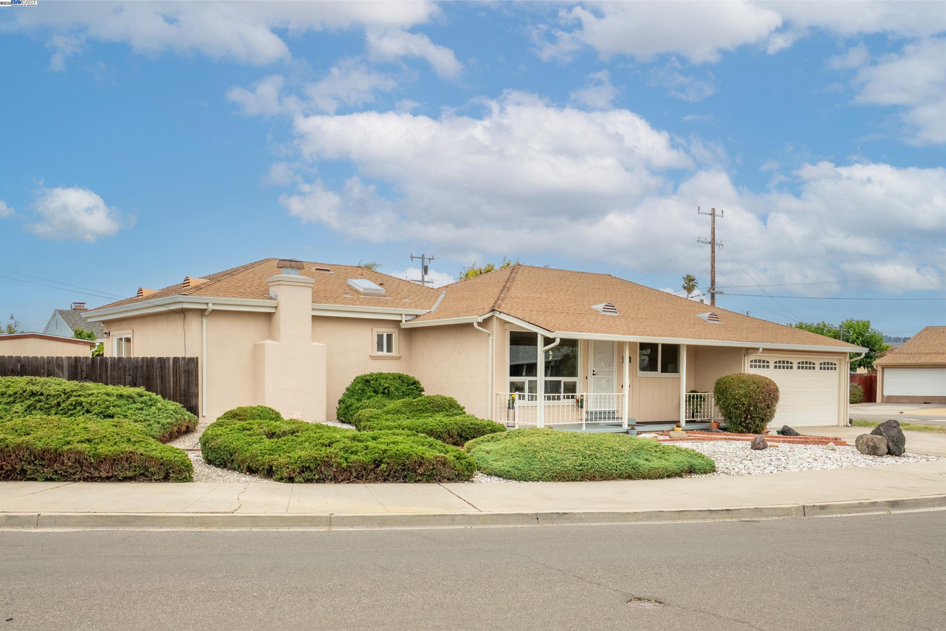 Detail Gallery Image 2 of 35 For 1875 Willow Ave, San Leandro,  CA 94579 - 3 Beds | 2 Baths
