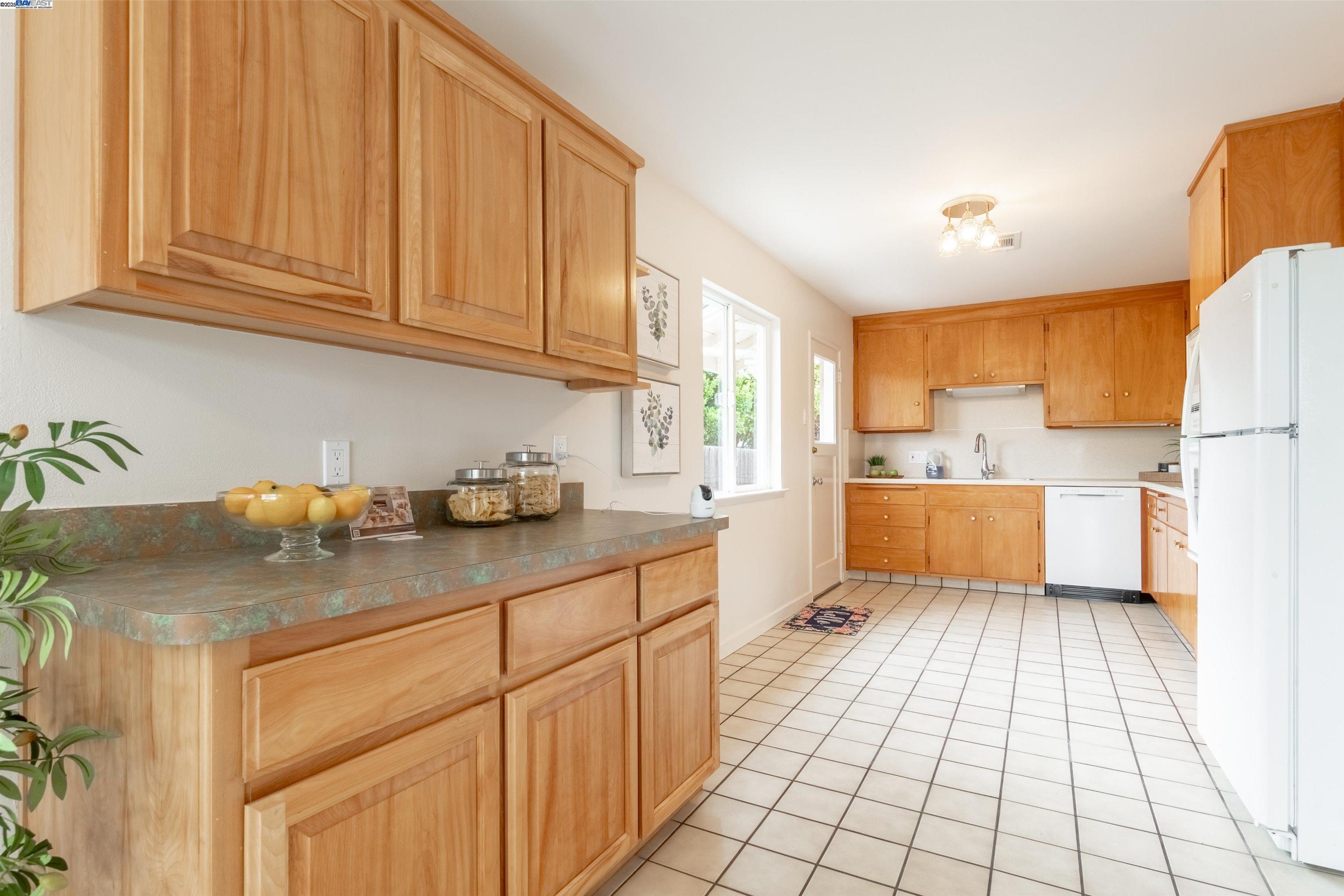 Detail Gallery Image 18 of 35 For 1875 Willow Ave, San Leandro,  CA 94579 - 3 Beds | 2 Baths