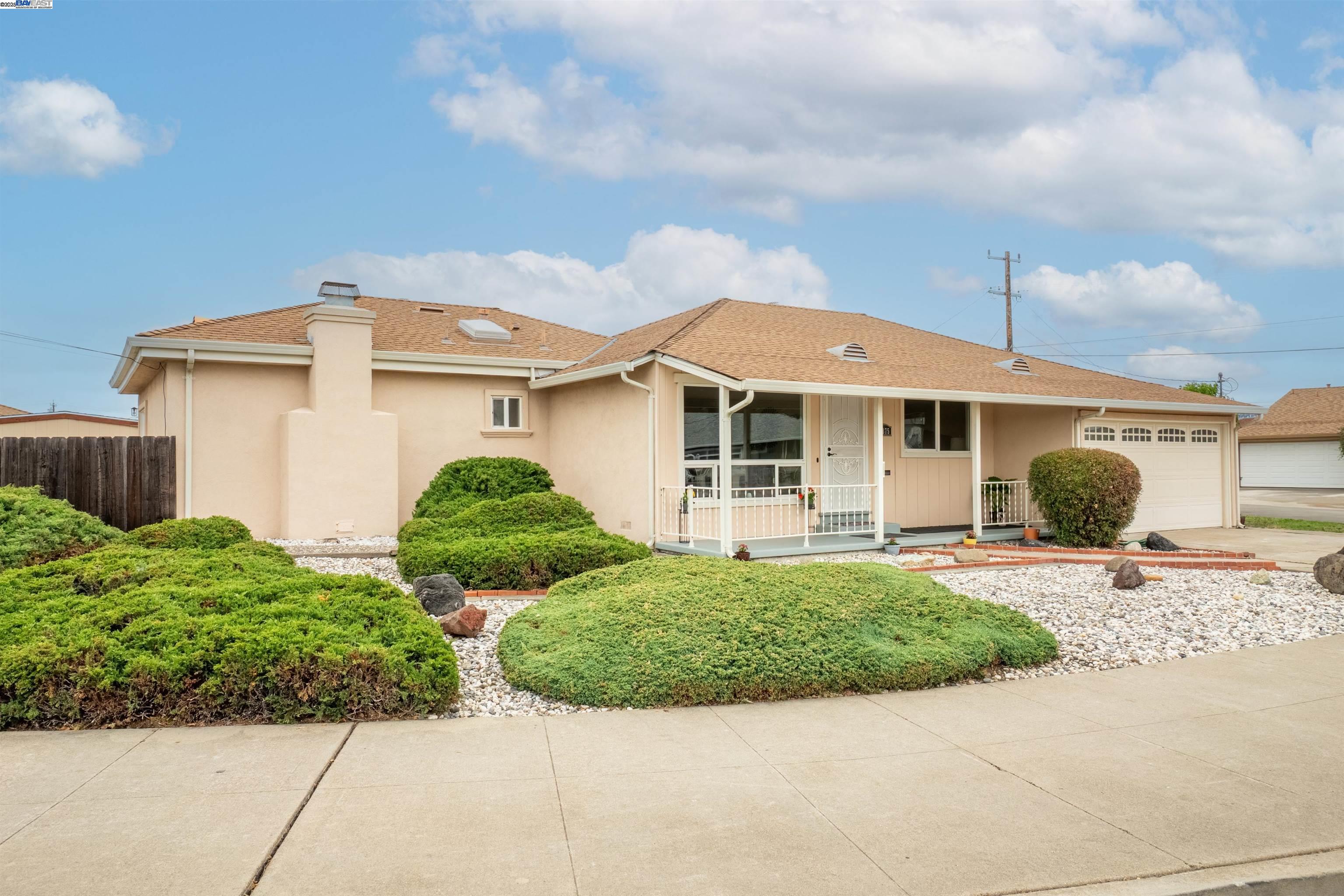 Detail Gallery Image 3 of 35 For 1875 Willow Ave, San Leandro,  CA 94579 - 3 Beds | 2 Baths