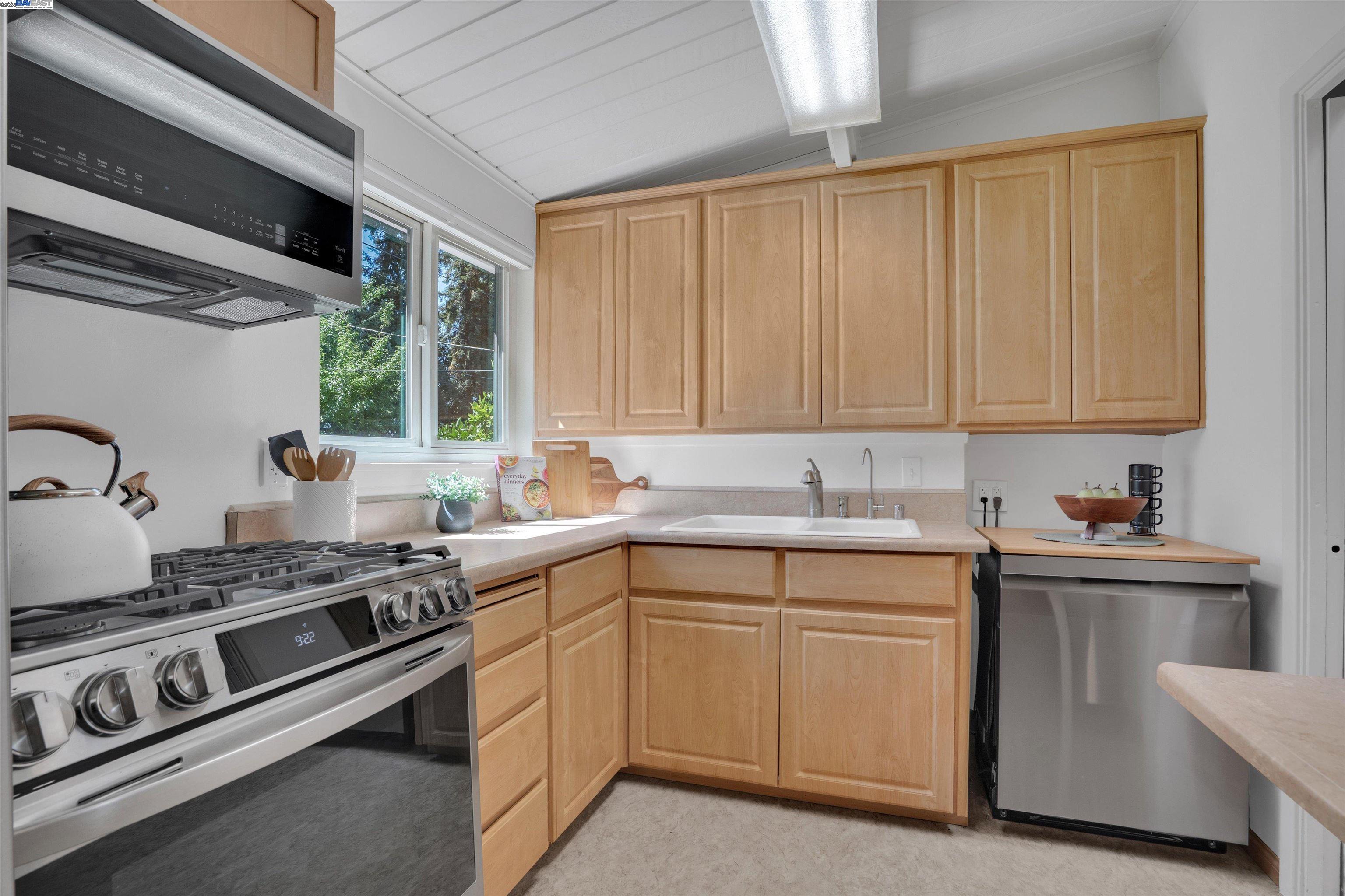 Detail Gallery Image 14 of 31 For 956 Tamarack Ave, San Jose,  CA 95128 - 2 Beds | 1 Baths