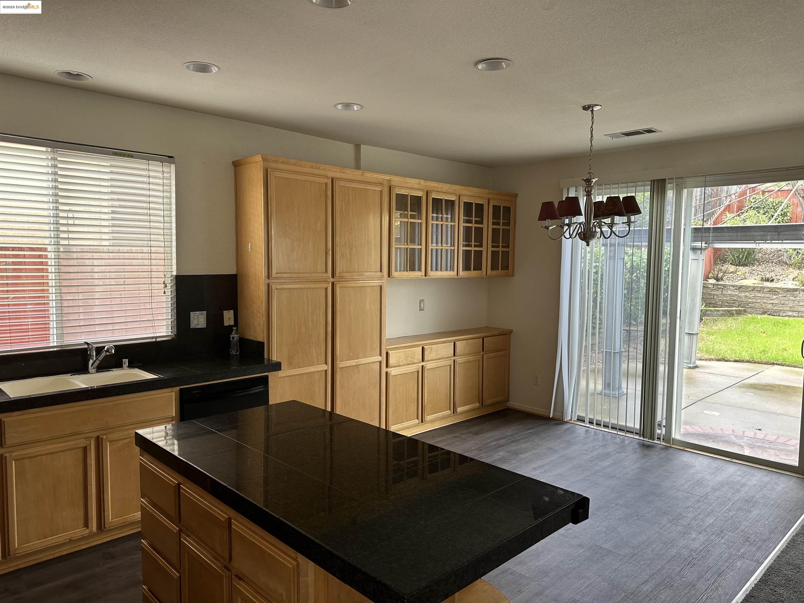 Detail Gallery Image 4 of 16 For 1843 Crown Peak Way, Antioch,  CA 94531-9999 - 4 Beds | 3 Baths