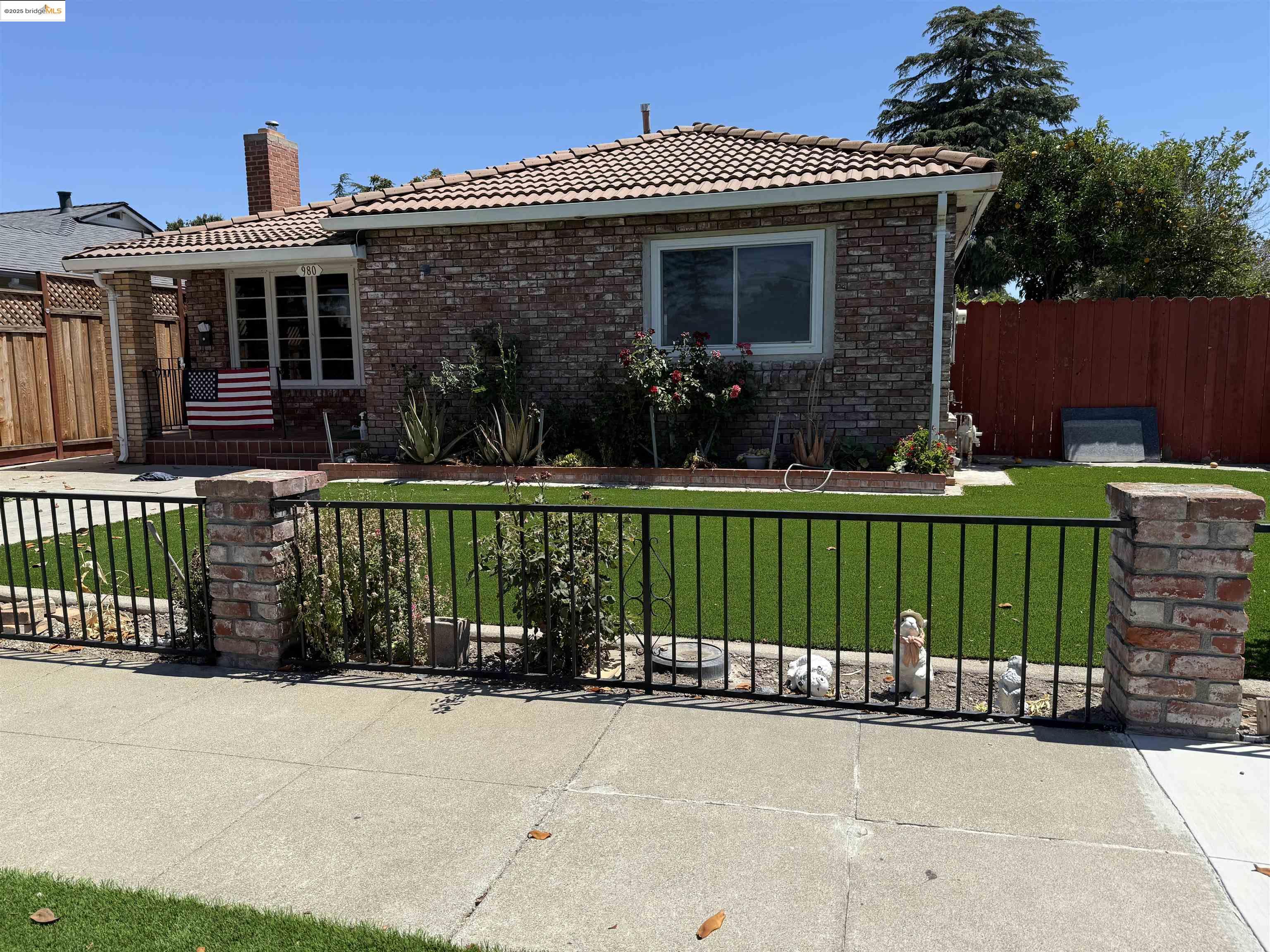 Detail Gallery Image 2 of 11 For 980 Acacia Way, Livermore,  CA 94550-9999 - 3 Beds | 2 Baths
