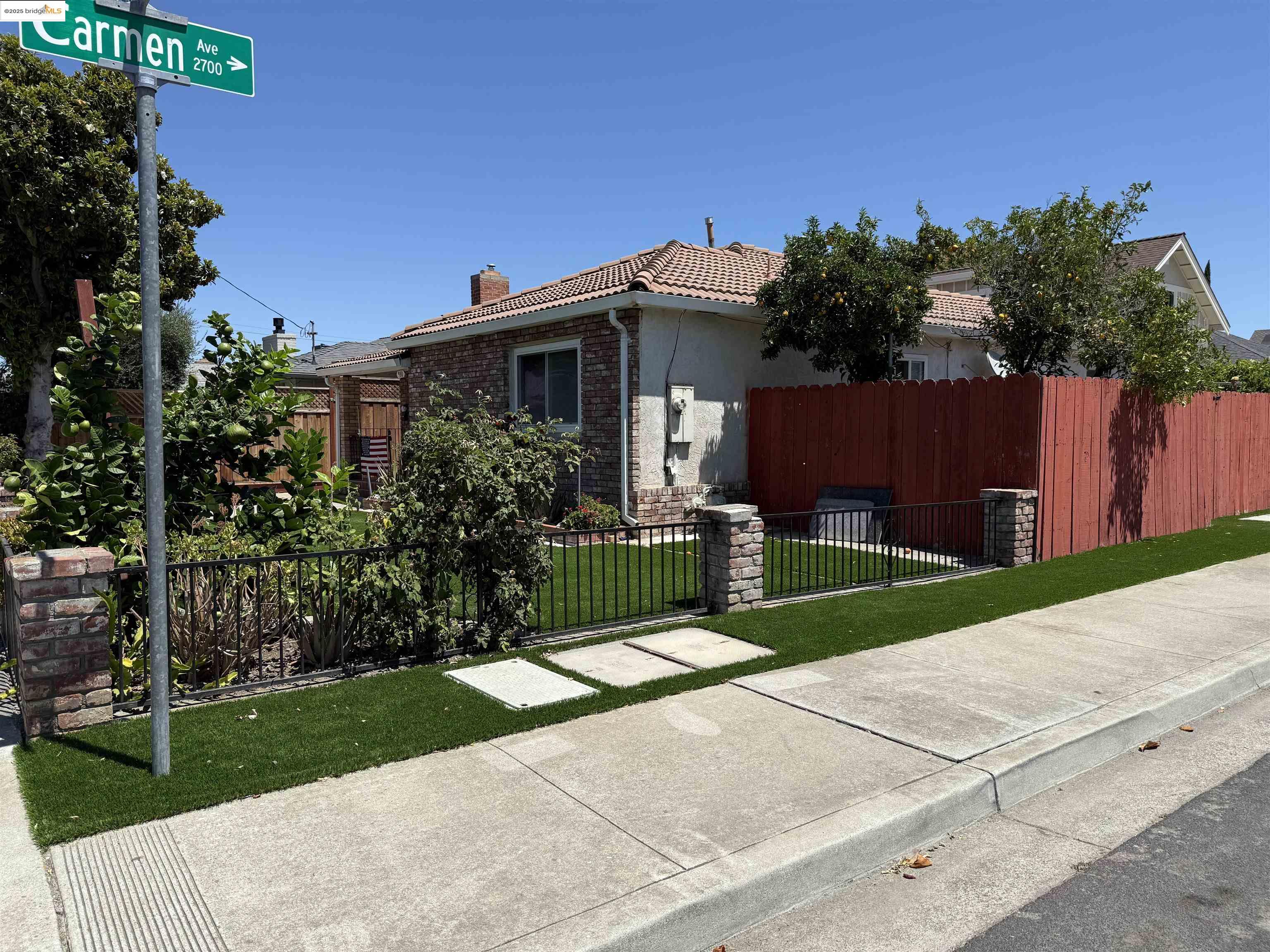 Detail Gallery Image 3 of 11 For 980 Acacia Way, Livermore,  CA 94550-9999 - 3 Beds | 2 Baths