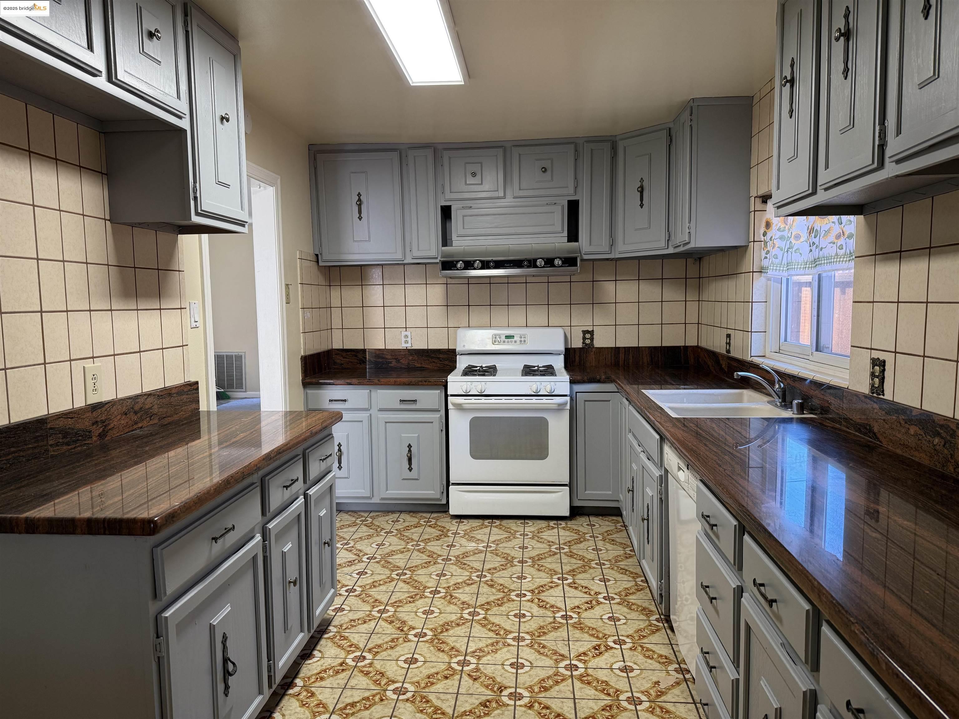 Detail Gallery Image 8 of 11 For 980 Acacia Way, Livermore,  CA 94550-9999 - 3 Beds | 2 Baths