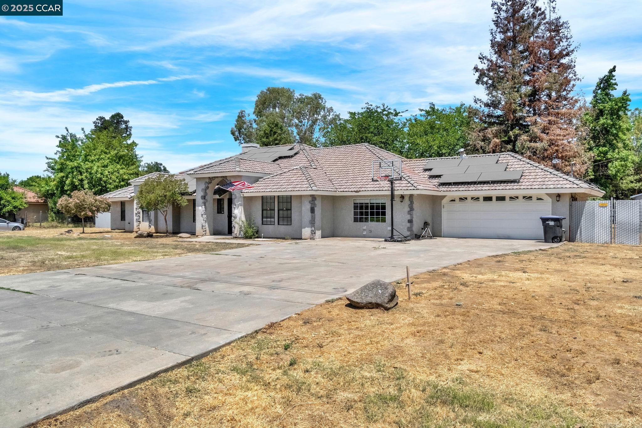 Detail Gallery Image 4 of 52 For 36065 Manon, Madera,  CA 93637 - 5 Beds | 3/1 Baths