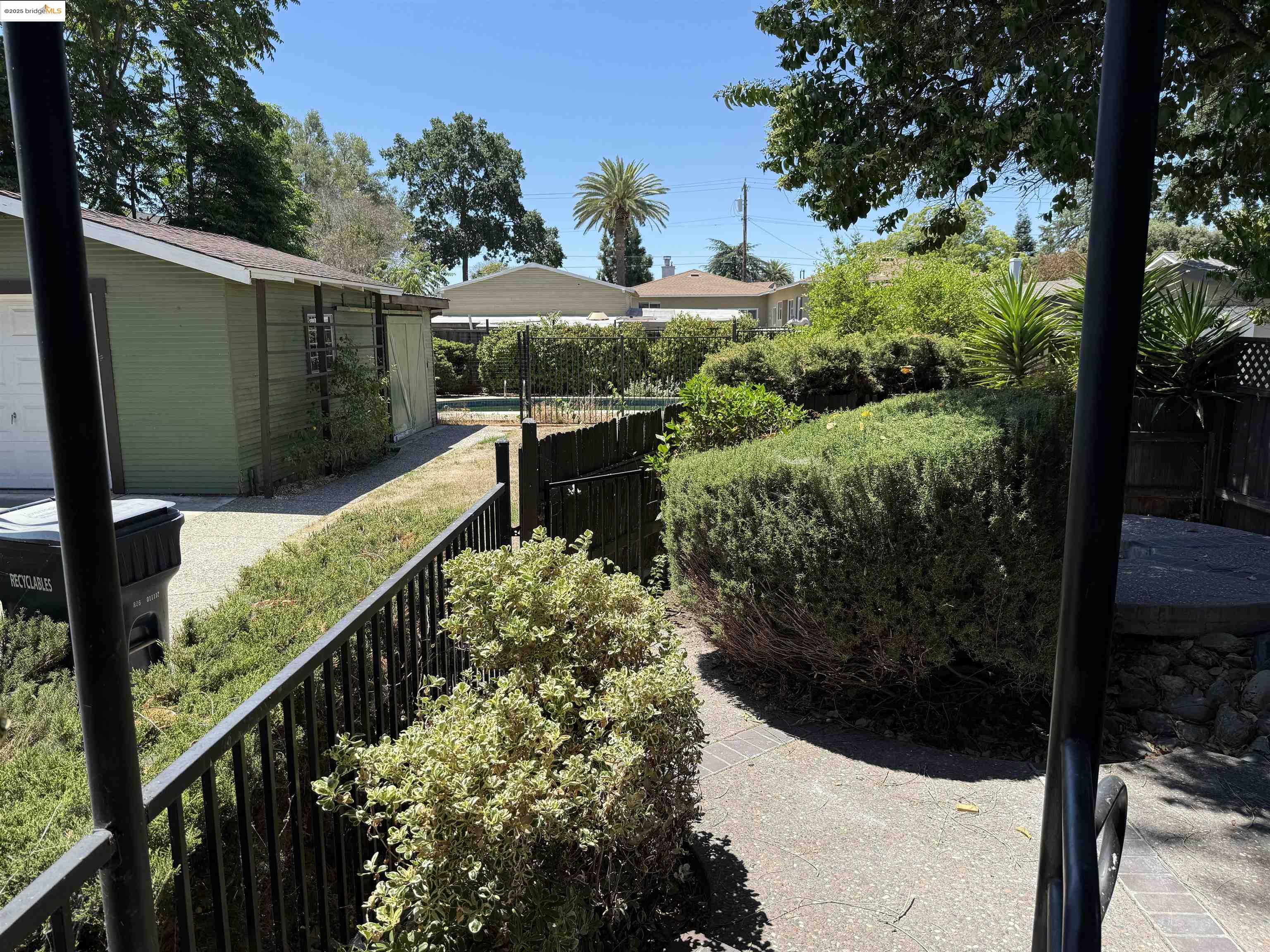 Detail Gallery Image 2 of 9 For 561 Mcleod Street, Livermore,  CA 94550-9999 - 3 Beds | 1 Baths