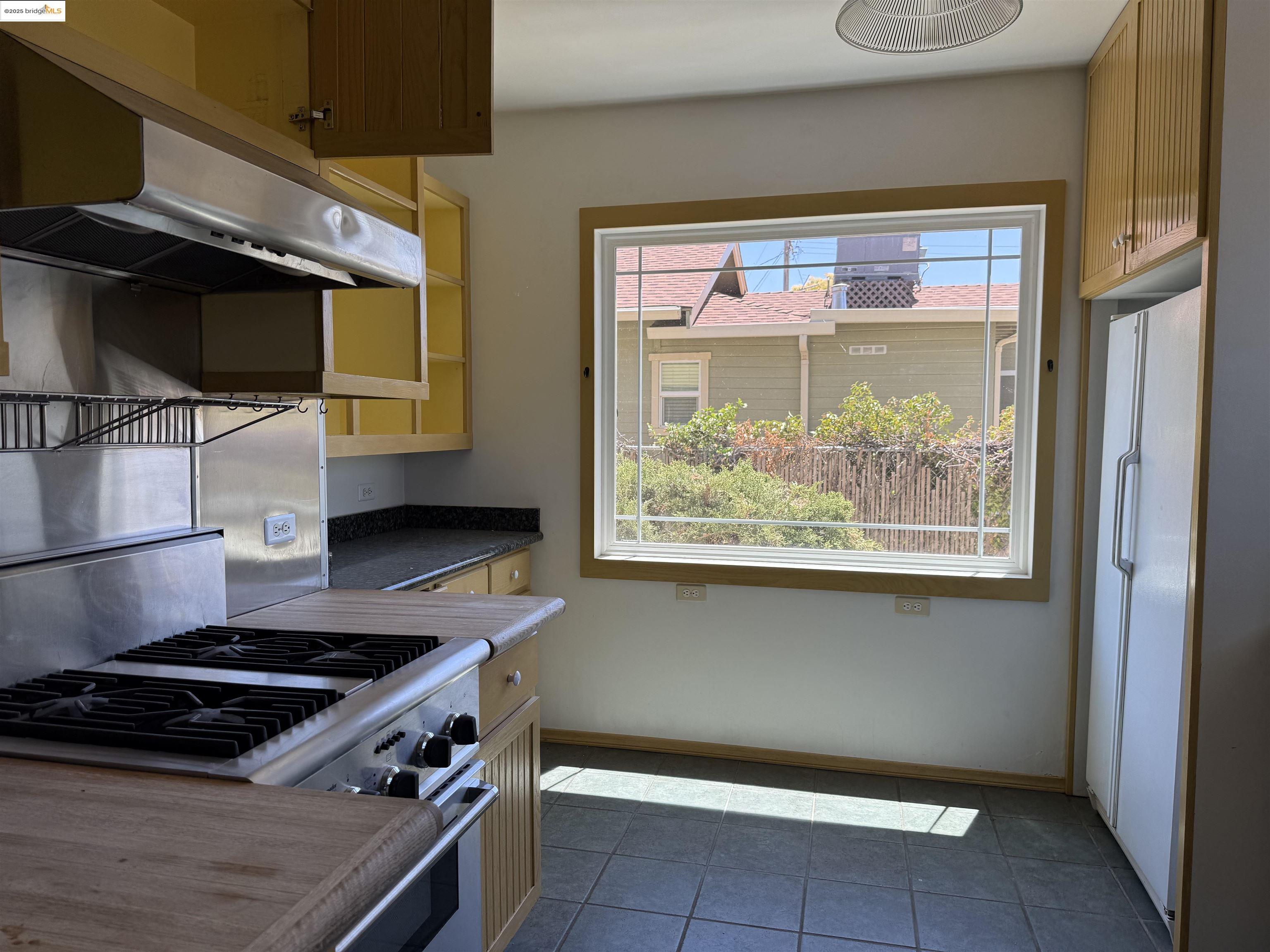 Detail Gallery Image 3 of 9 For 561 Mcleod Street, Livermore,  CA 94550-9999 - 3 Beds | 1 Baths