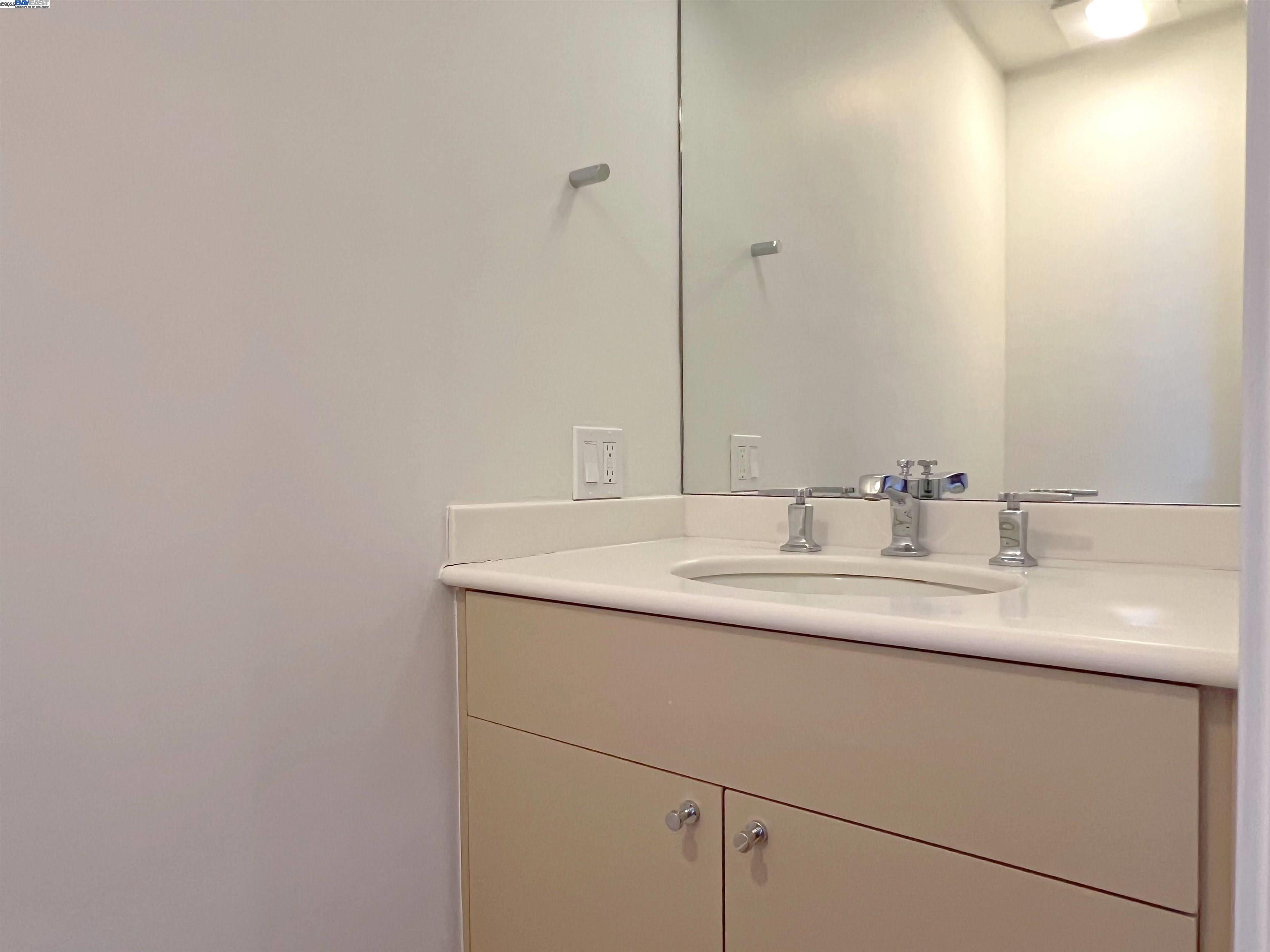 Detail Gallery Image 11 of 41 For 101 Lombard St 109e,  San Francisco,  CA 94111 - 1 Beds | 1/1 Baths