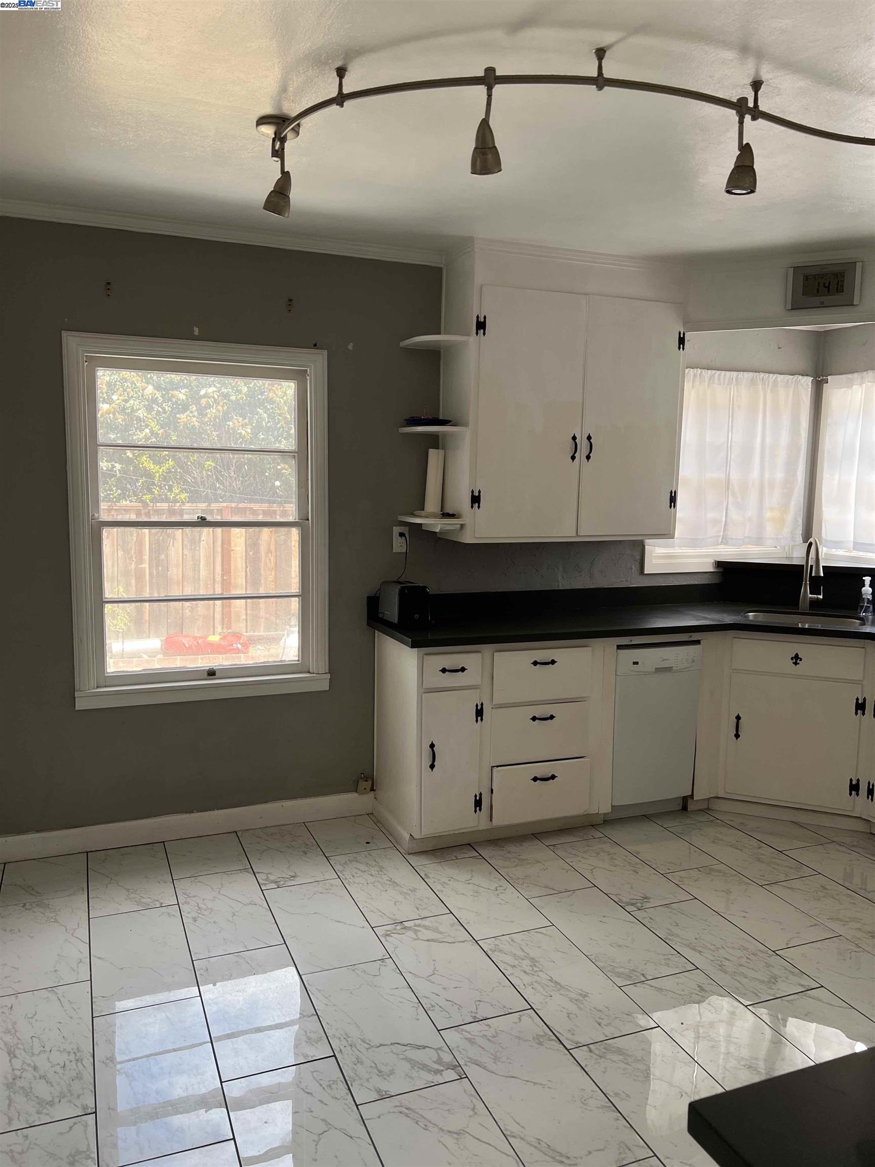 Detail Gallery Image 20 of 25 For 2140 W Avenue 134th, San Leandro,  CA 94577 - 3 Beds | 2 Baths