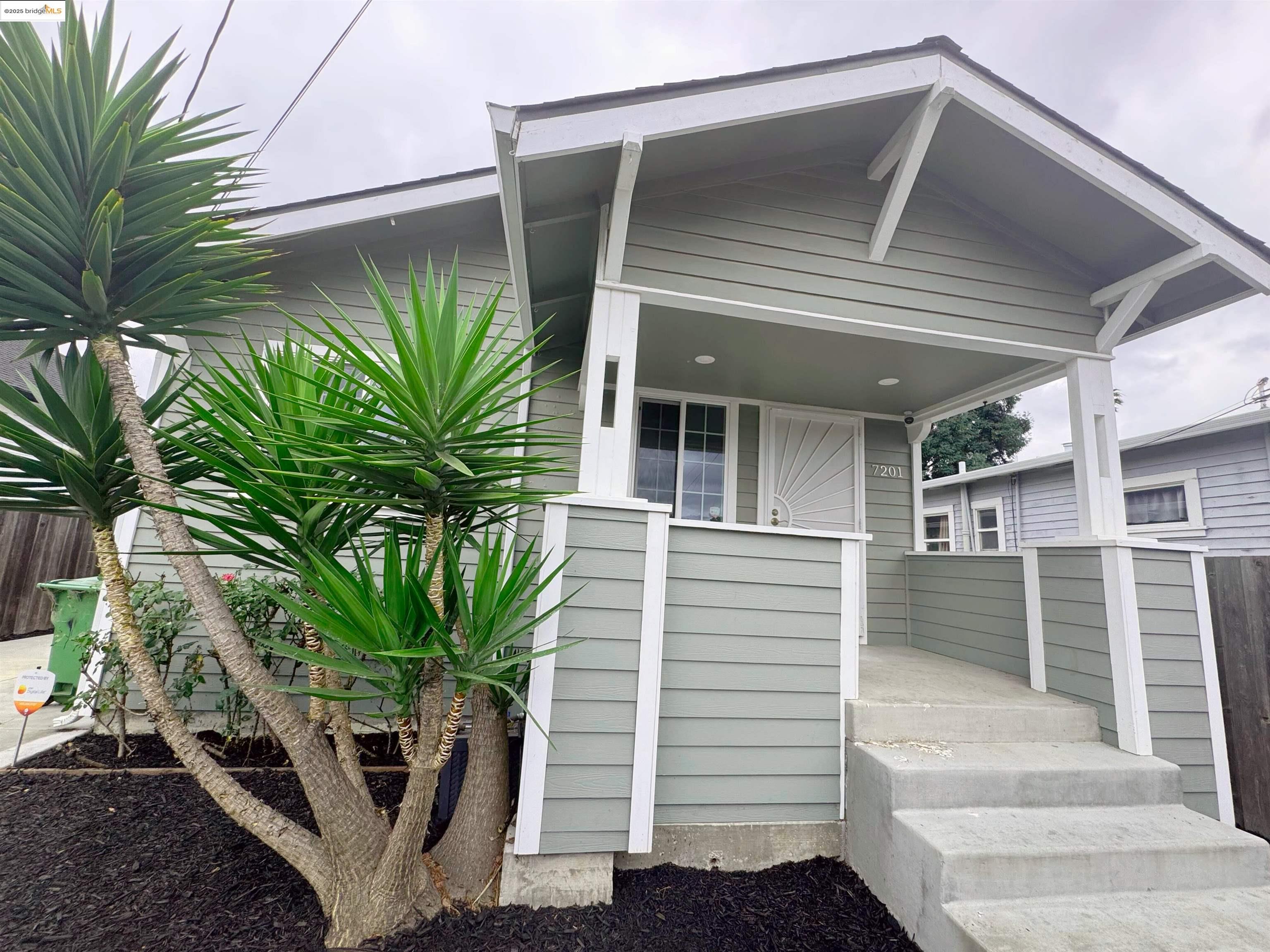Detail Gallery Image 1 of 1 For 7201 Lockwood St, Oakland,  CA 94621 - 3 Beds | 2 Baths