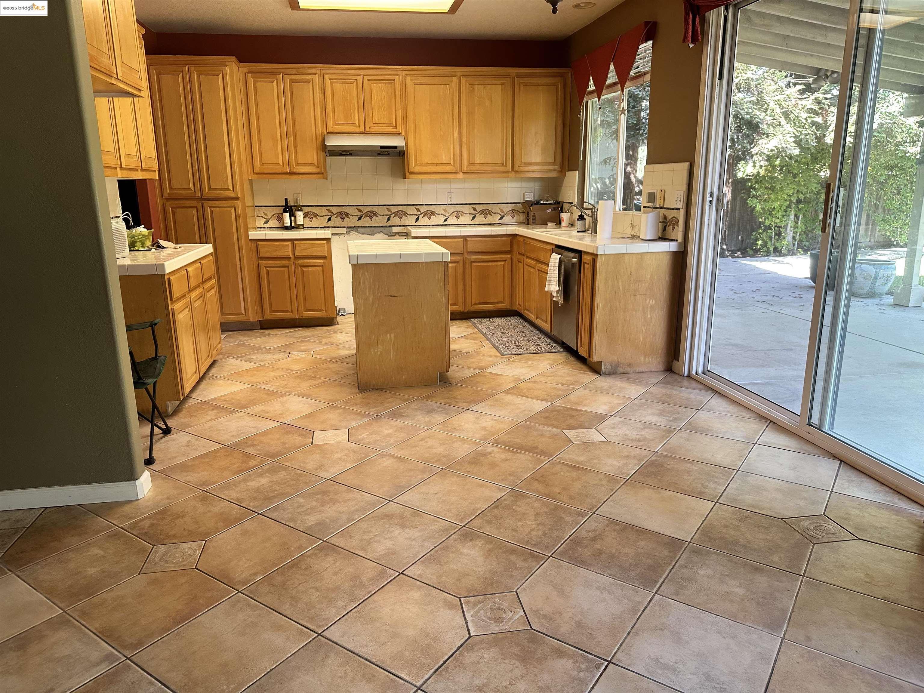 Detail Gallery Image 3 of 18 For 1531 Siemering Wy, Stockton,  CA 95209-9999 - 4 Beds | 3/1 Baths