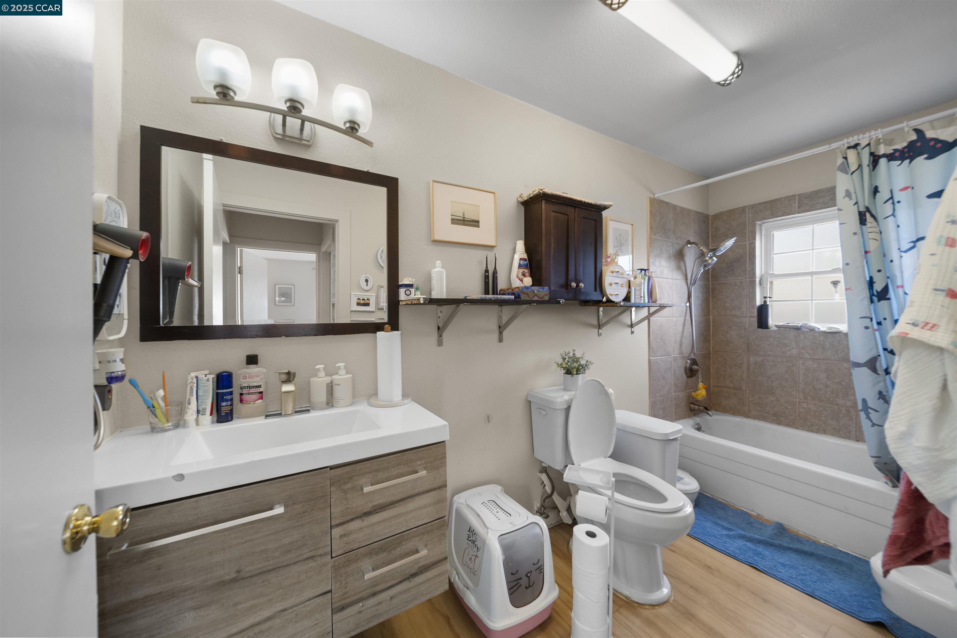 Detail Gallery Image 17 of 23 For 3106 Chestnut St, Oakland,  CA 94608-4451 - 3 Beds | 1 Baths