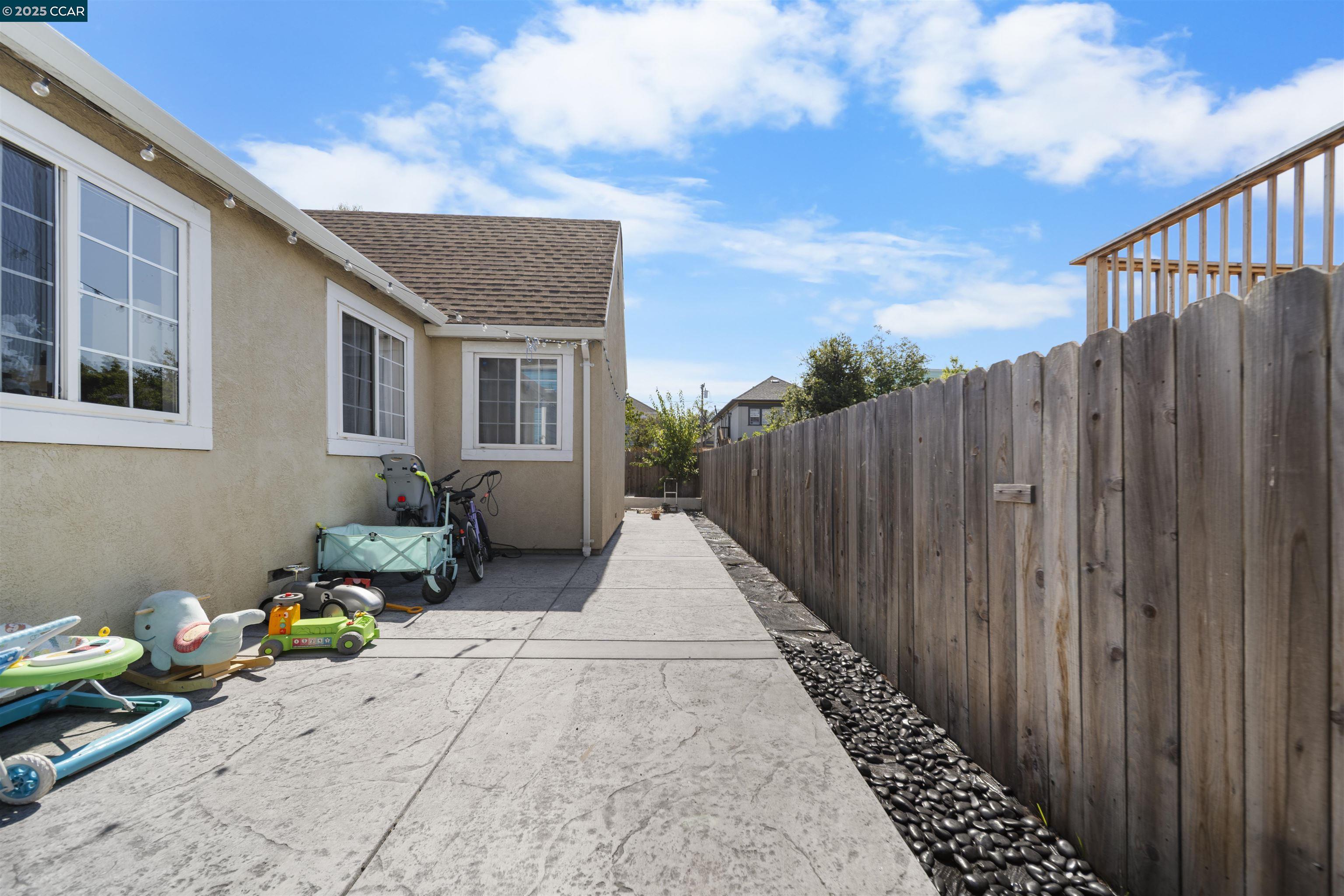 Detail Gallery Image 19 of 23 For 3106 Chestnut St, Oakland,  CA 94608-4451 - 3 Beds | 1 Baths