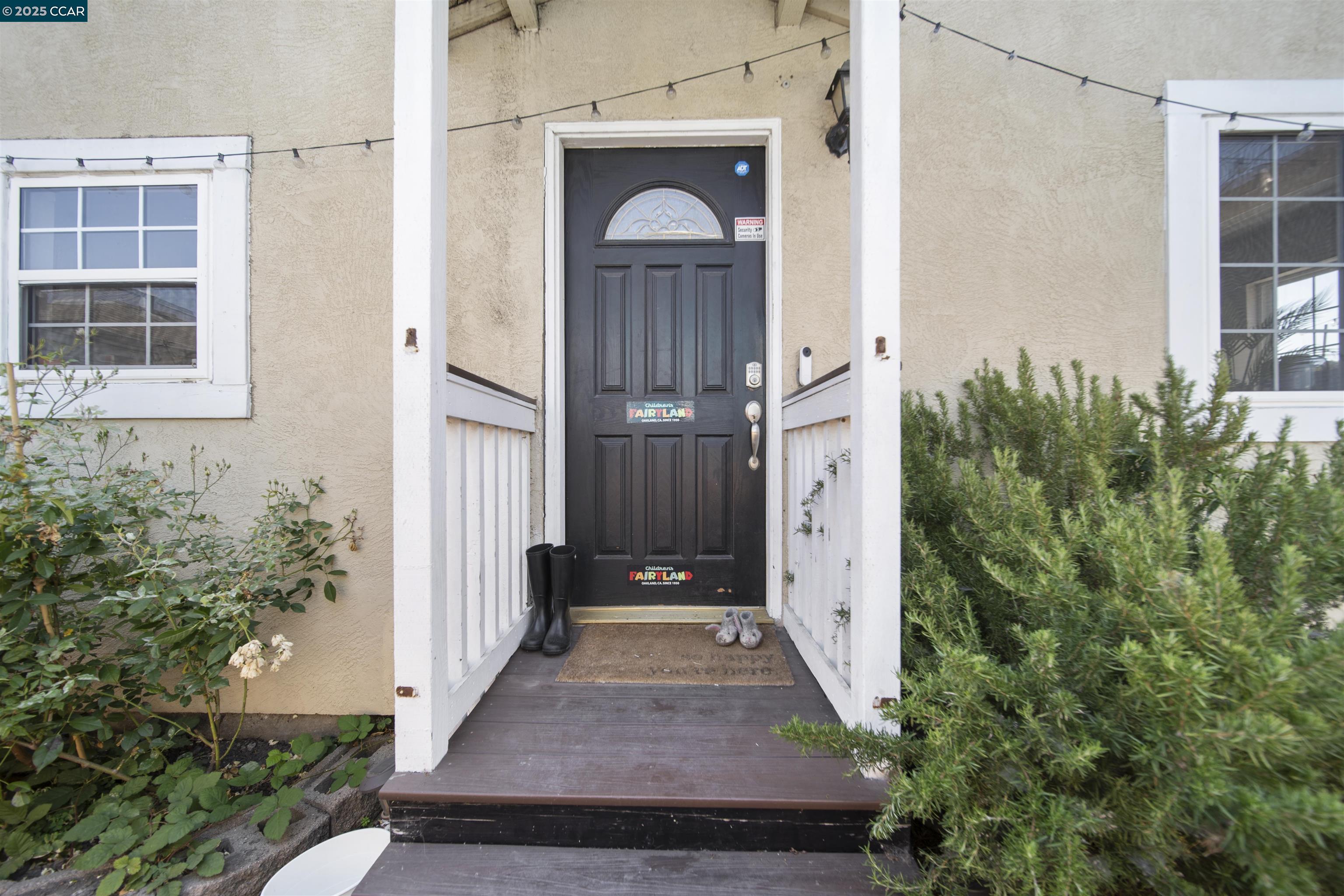 Detail Gallery Image 3 of 23 For 3106 Chestnut St, Oakland,  CA 94608-4451 - 3 Beds | 1 Baths